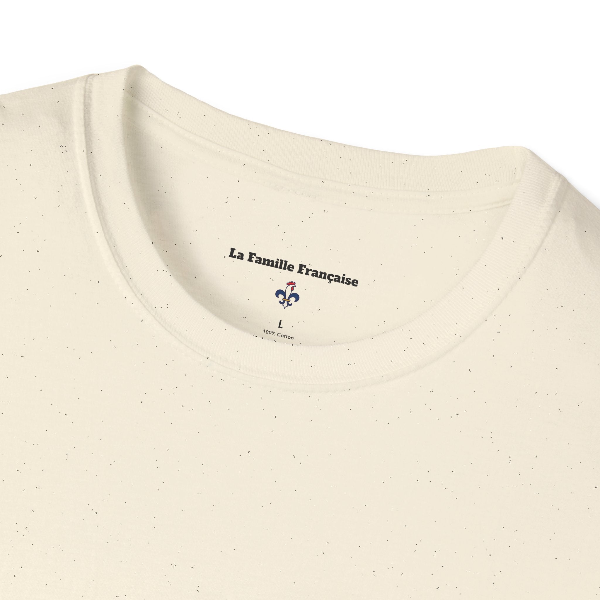 T-shirt La Famille Française beige – logo coq tricolore côté cœur et dos “Bleu Blanc Rouge” avec bouteille de vin rouge à la place du mot "rouge". 