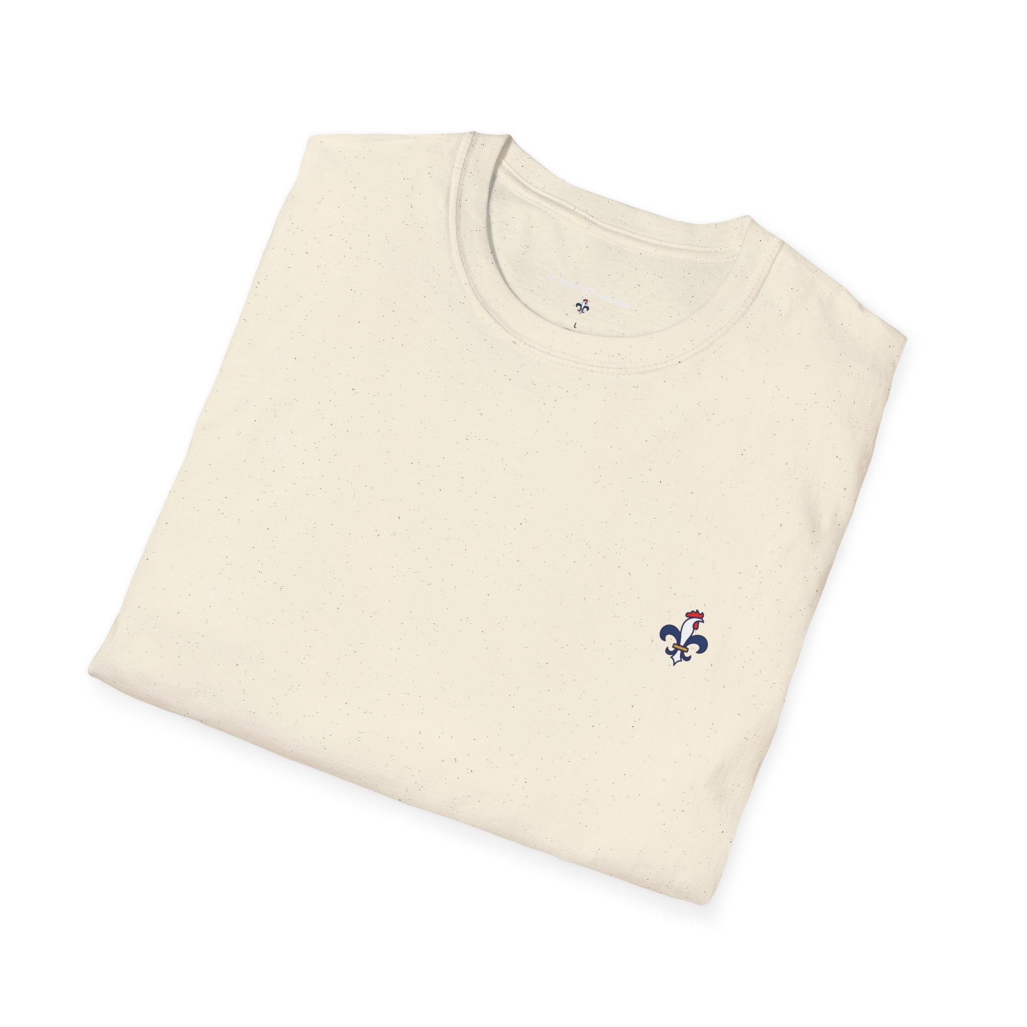 T-shirt La Famille Française beige – logo coq tricolore côté cœur et dos “Bleu Blanc Rouge” avec bouteille de vin rouge à la place du mot "rouge". 