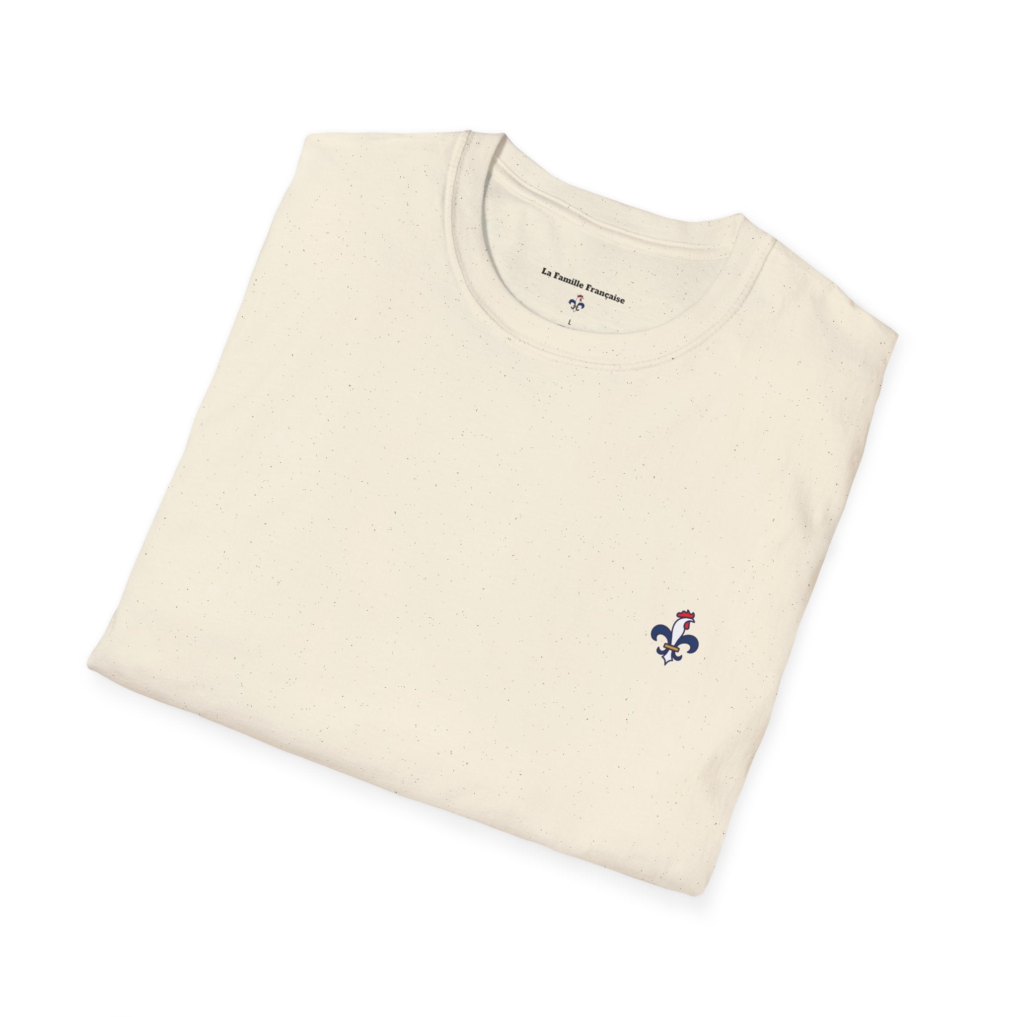 T-shirt La Famille Française beige – logo coq tricolore côté cœur et dos “Bleu Blanc Rouge” avec bouteille de vin rouge à la place du mot "rouge". 
