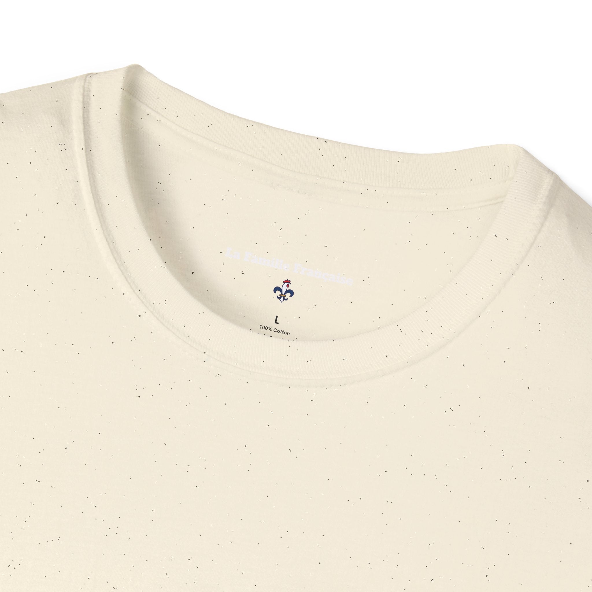 T-shirt La Famille Française beige – logo coq tricolore côté cœur et dos inscription humoristique “La CAF : Caisse d'Alimentaiton des Feinéants”. 