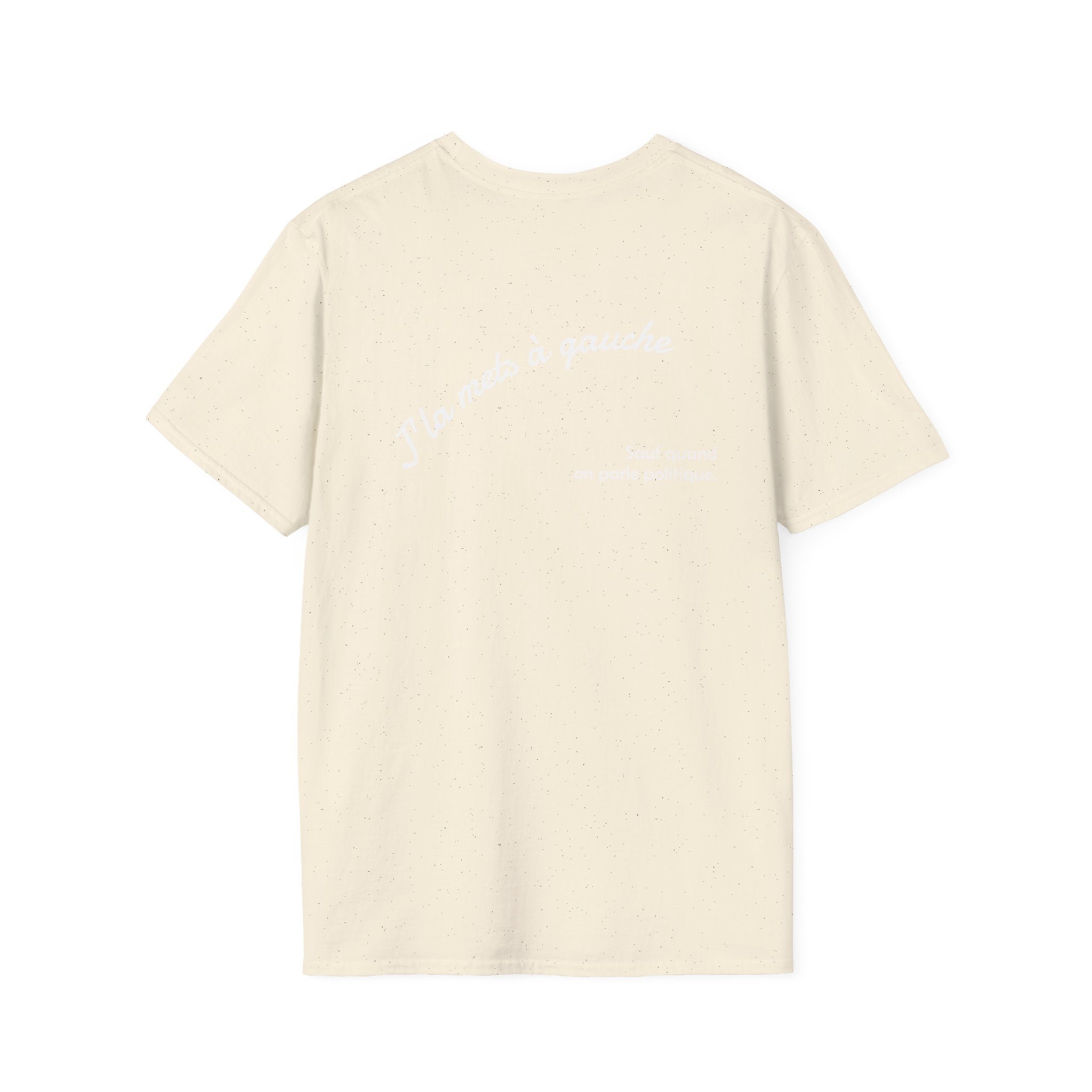 T-shirt La Famille Française beige – logo coq tricolore côté cœur et dos inscription humoristique “J'la mets à gauche sauf quand on parle politique”. 