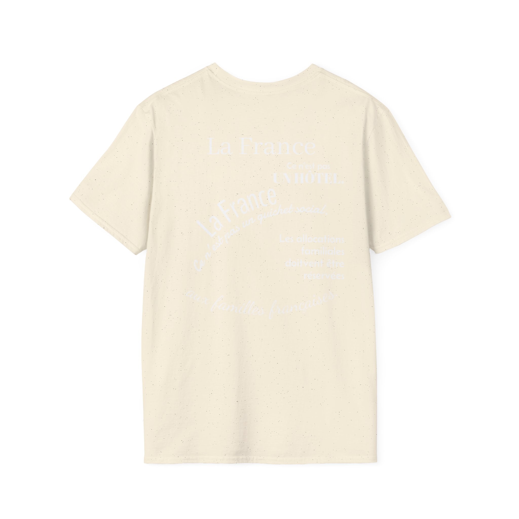 T-shirt La Famille Française beige – logo coq tricolore côté cœur et dos inscription humoristique “La France ce n'est pas un hôtel”.