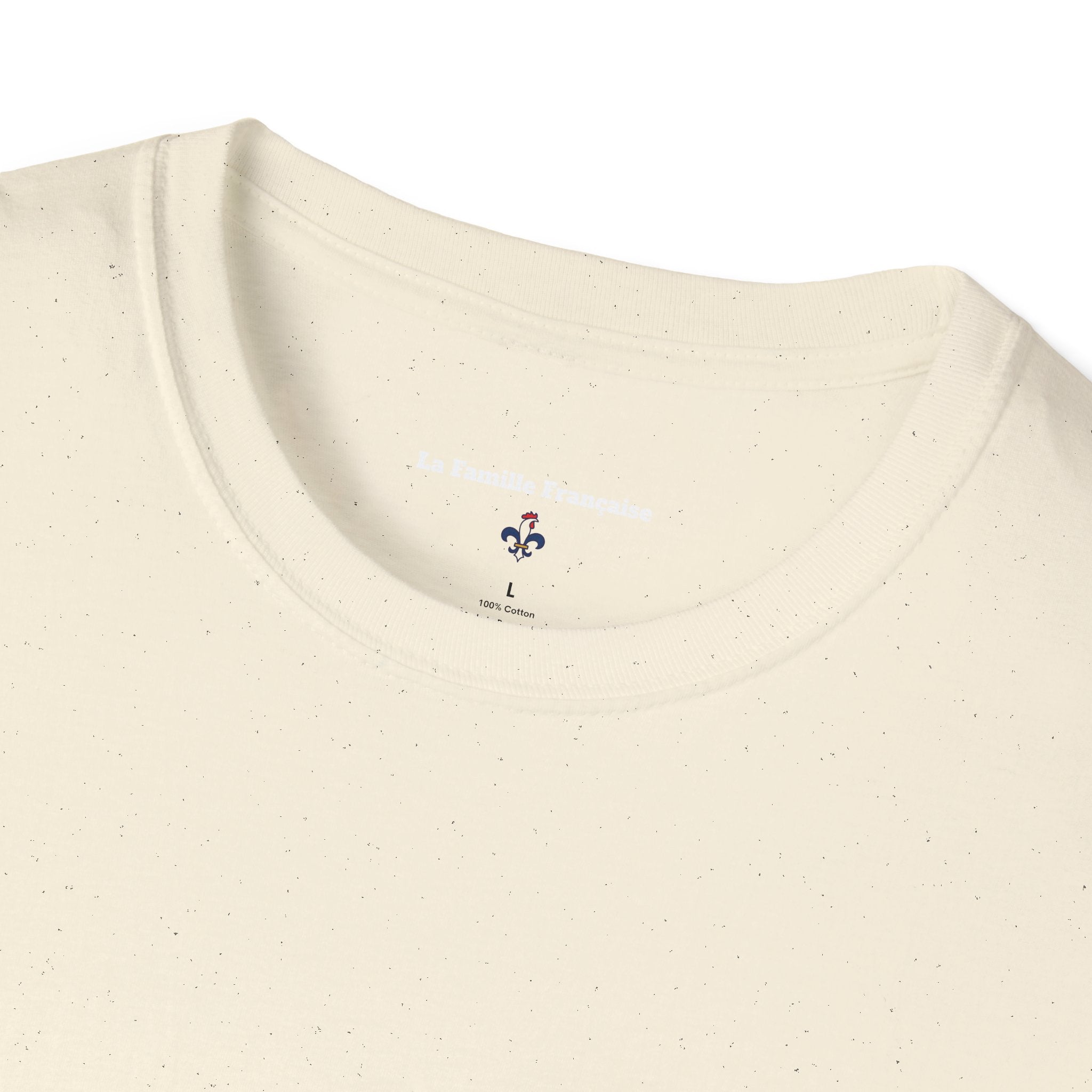 T-shirt La Famille Française beige – logo coq tricolore côté cœur et dos inscription humoristique “La France ce n'est pas un hôtel”.
