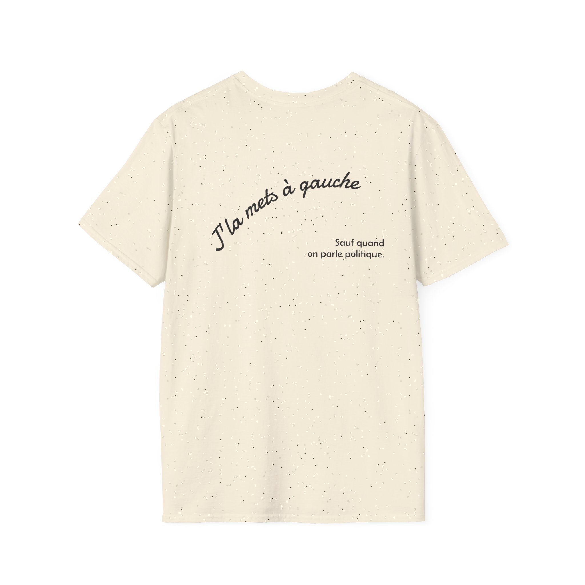 T-shirt La Famille Française beige – logo coq tricolore côté cœur et dos inscription noire humoristique “J'la mets à gauche sauf quand on parle politique”. 