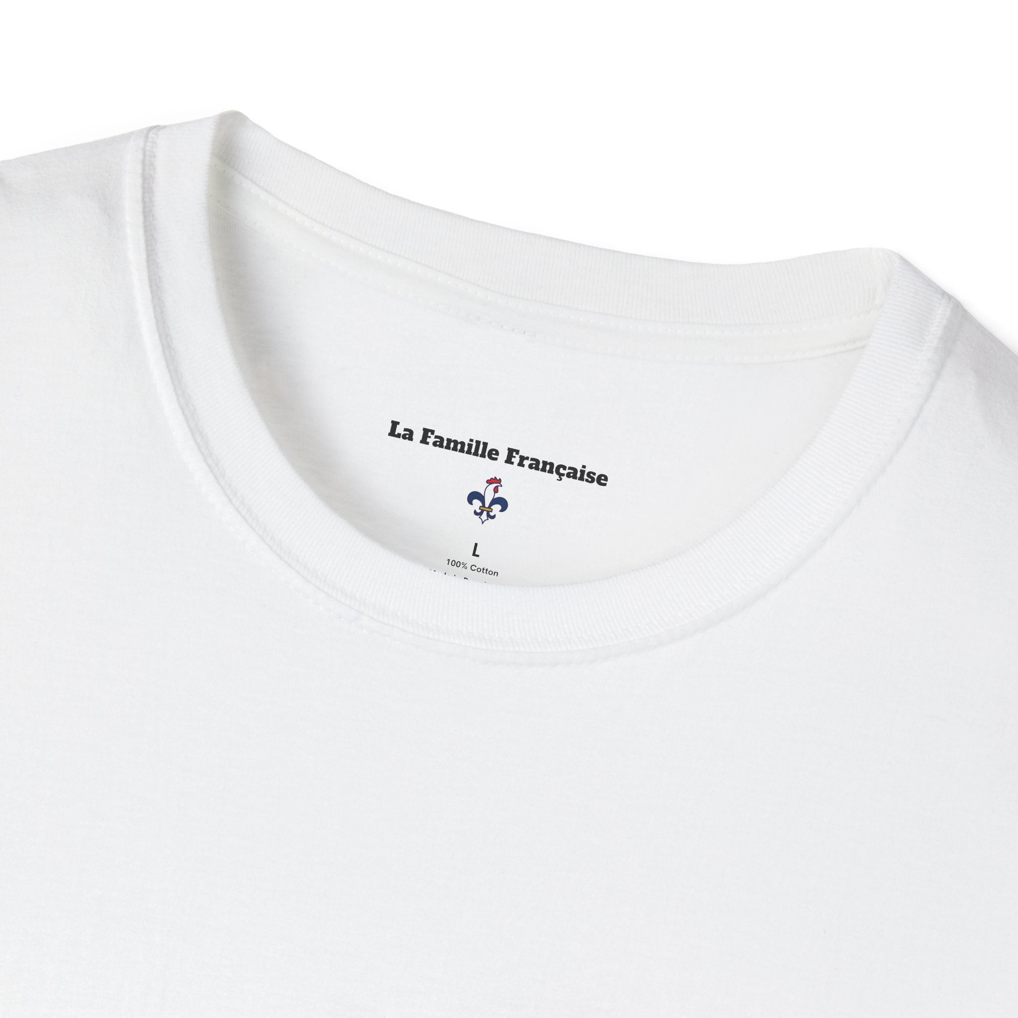 T-shirt La Famille Française blanc – logo coq tricolore côté cœur et dos “Bleu Blanc Rouge” avec bouteille de vin rouge à la place du mot "rouge". 