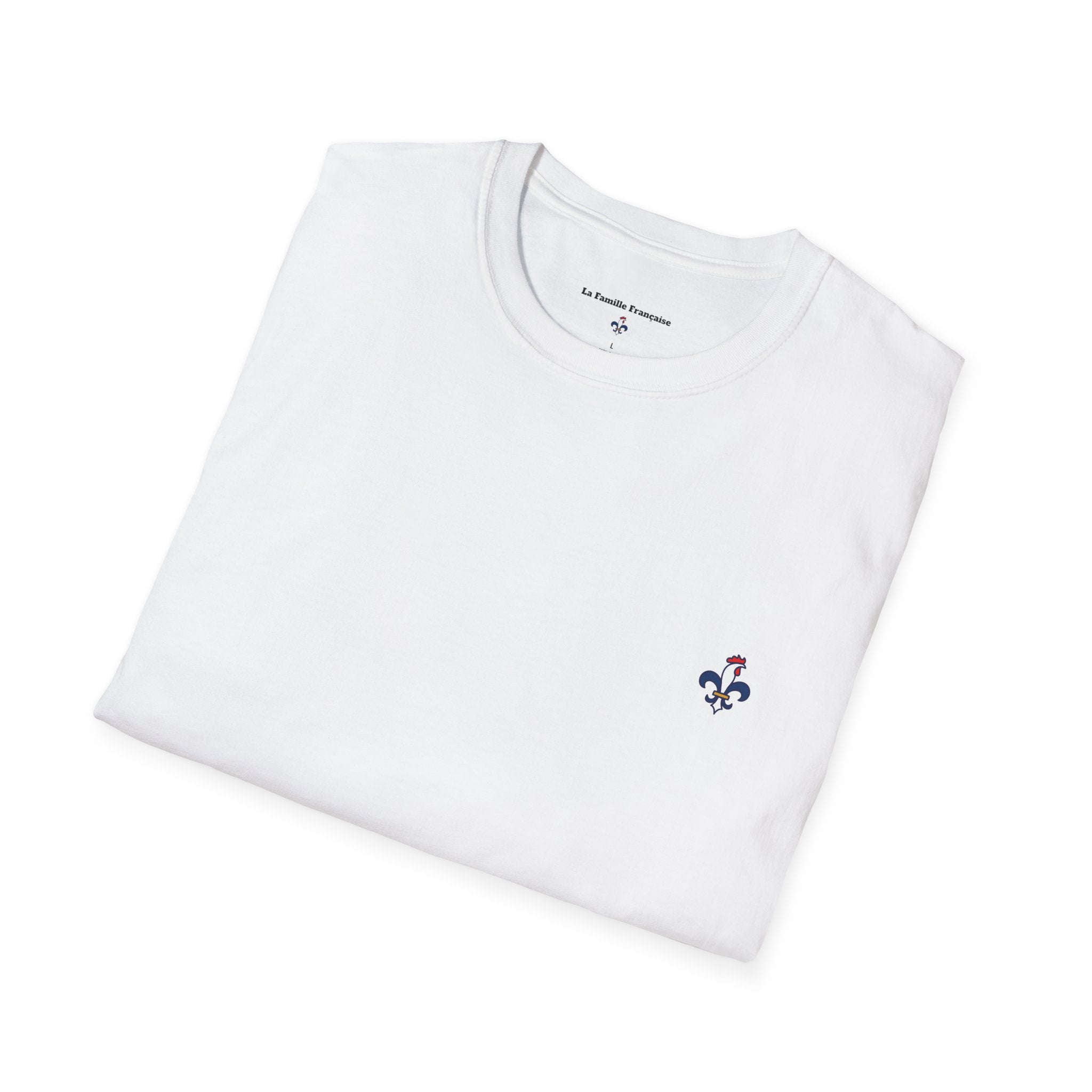 T-shirt La Famille Française blanc – logo coq tricolore côté cœur et dos “Bleu Blanc Rouge” avec bouteille de vin rouge à la place du mot "rouge". 