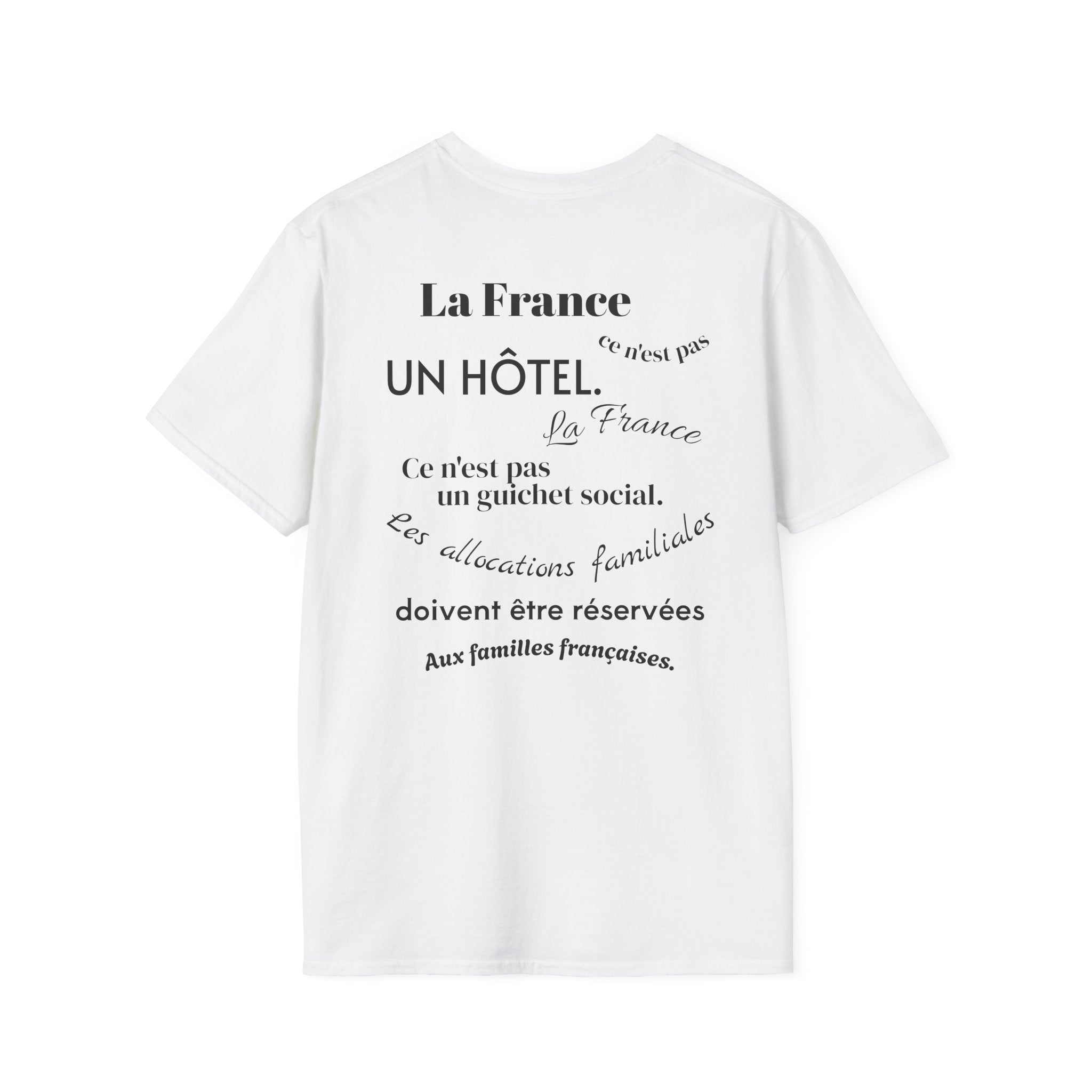 T-shirt La Famille Française blanc – logo coq tricolore côté cœur et dos inscription humoristique “La France ce n'est pas un hôtel”.
