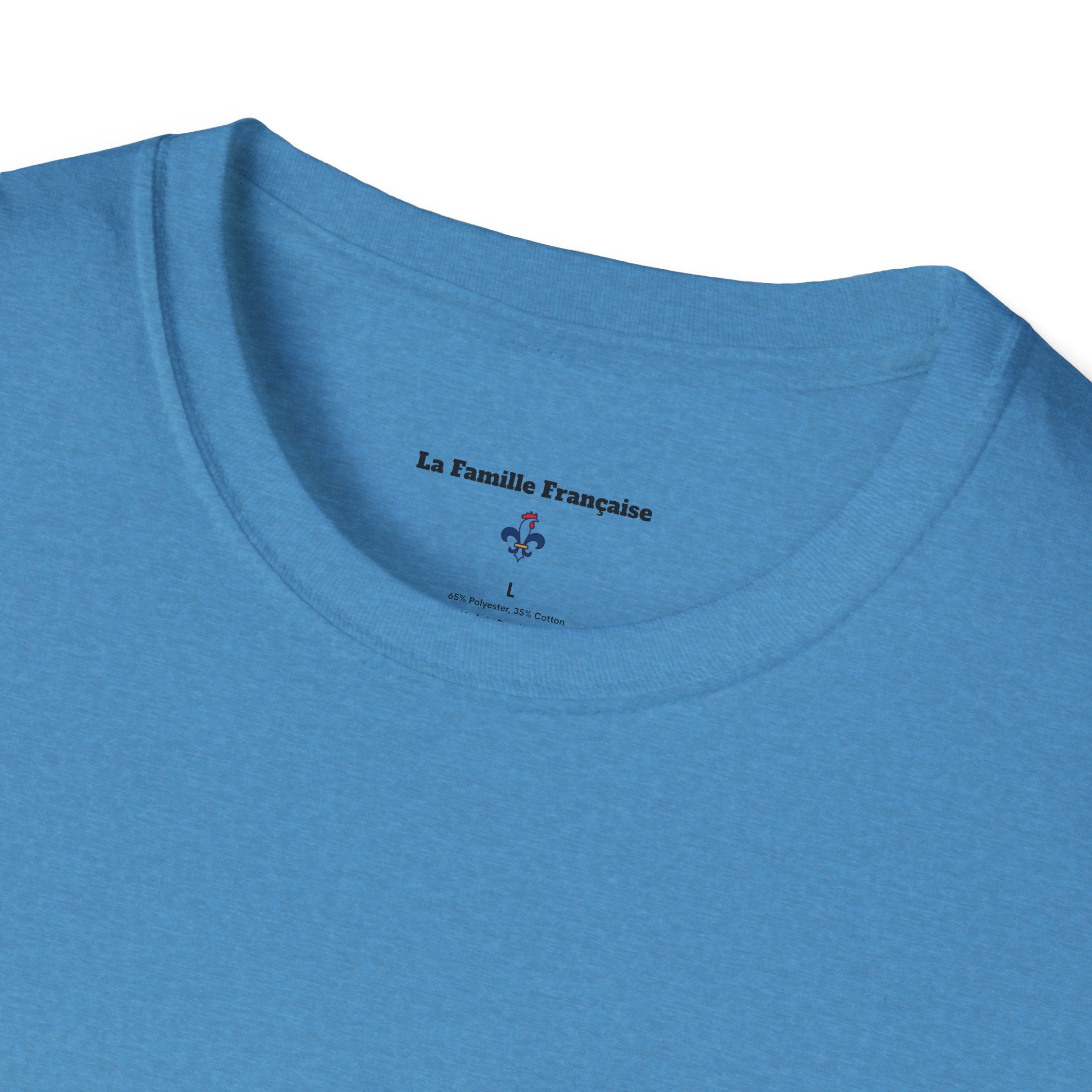 T-shirt La Famille Française bleu – logo coq tricolore côté cœur et dos “Bleu Blanc Rouge” avec bouteille de vin rouge à la place du mot "rouge". 