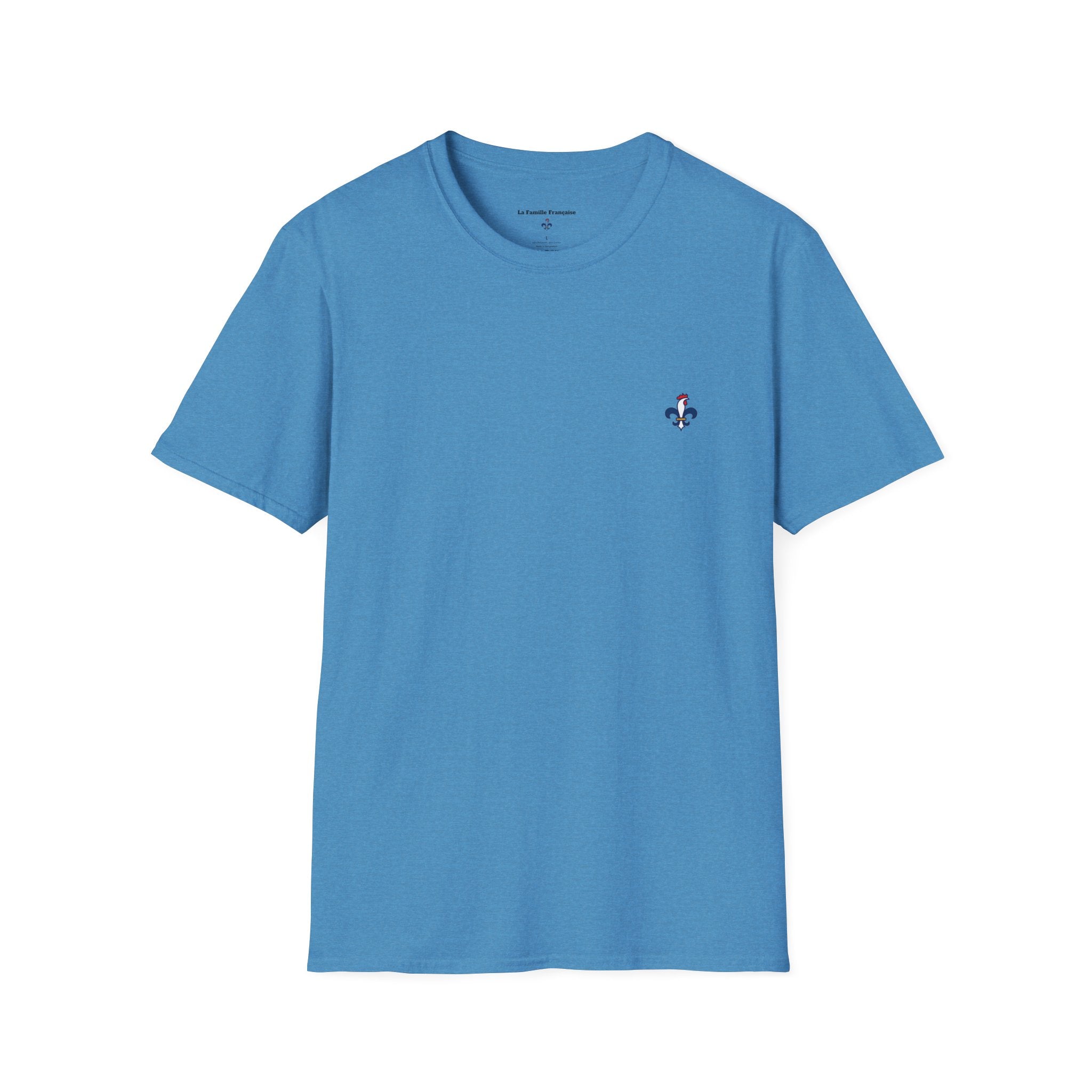 T-shirt La Famille Française bleu – logo coq tricolore côté cœur et dos “Bleu Blanc Rouge” avec bouteille de vin rouge à la place du mot "rouge". 