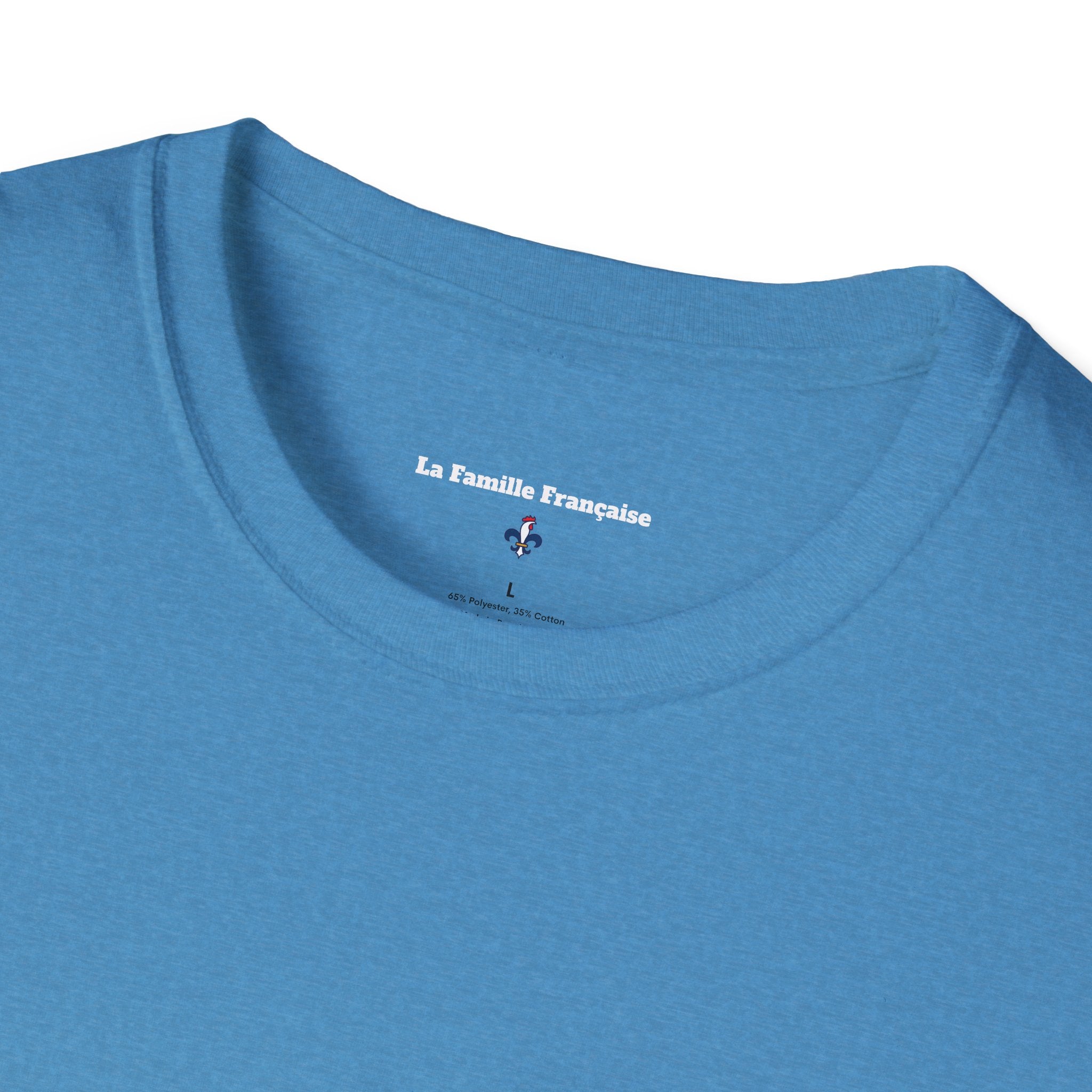 T-shirt La Famille Française bleu – logo coq tricolore côté cœur et dos “Bleu Blanc Rouge” avec bouteille de vin rouge à la place du mot "rouge". 