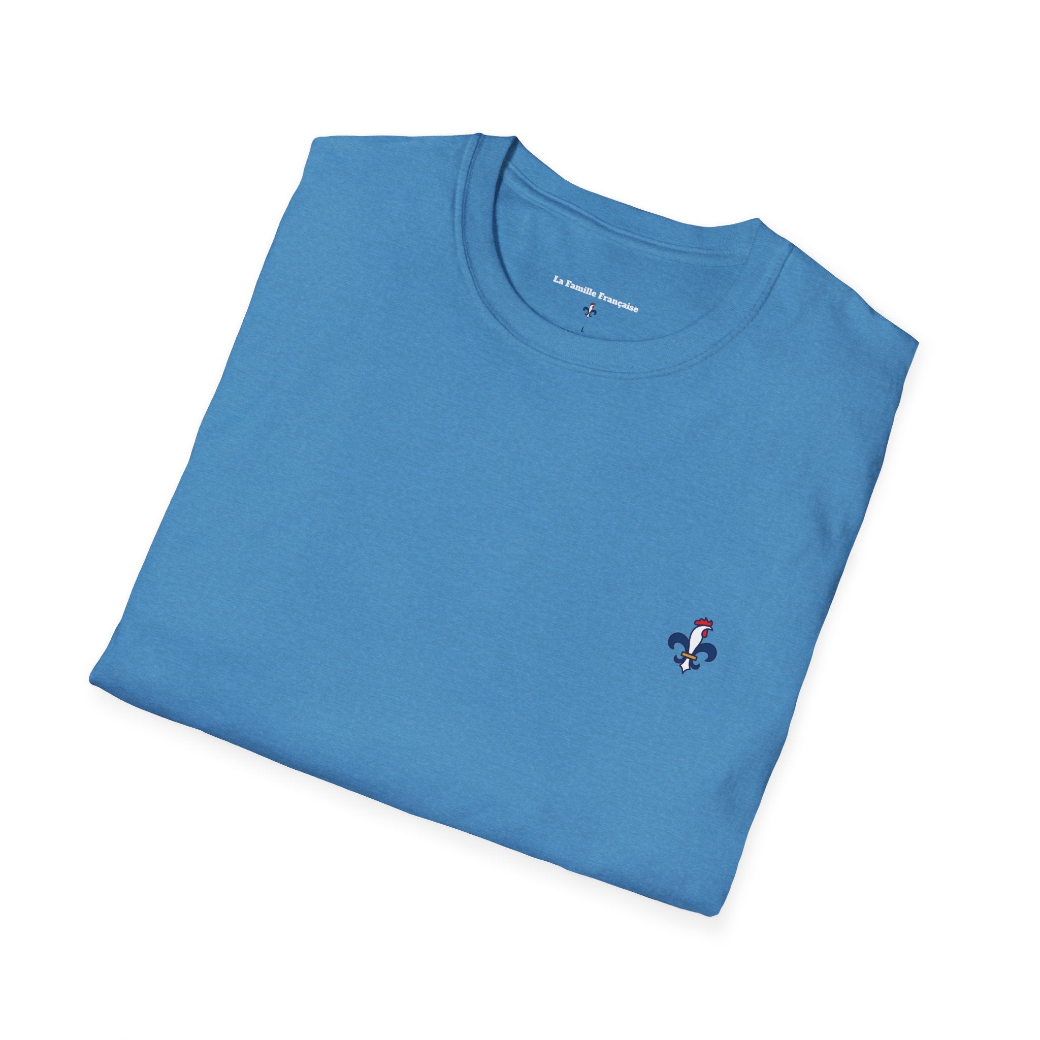 T-shirt La Famille Française bleu – logo coq tricolore côté cœur et dos “Bleu Blanc Rouge” avec bouteille de vin rouge à la place du mot "rouge". 