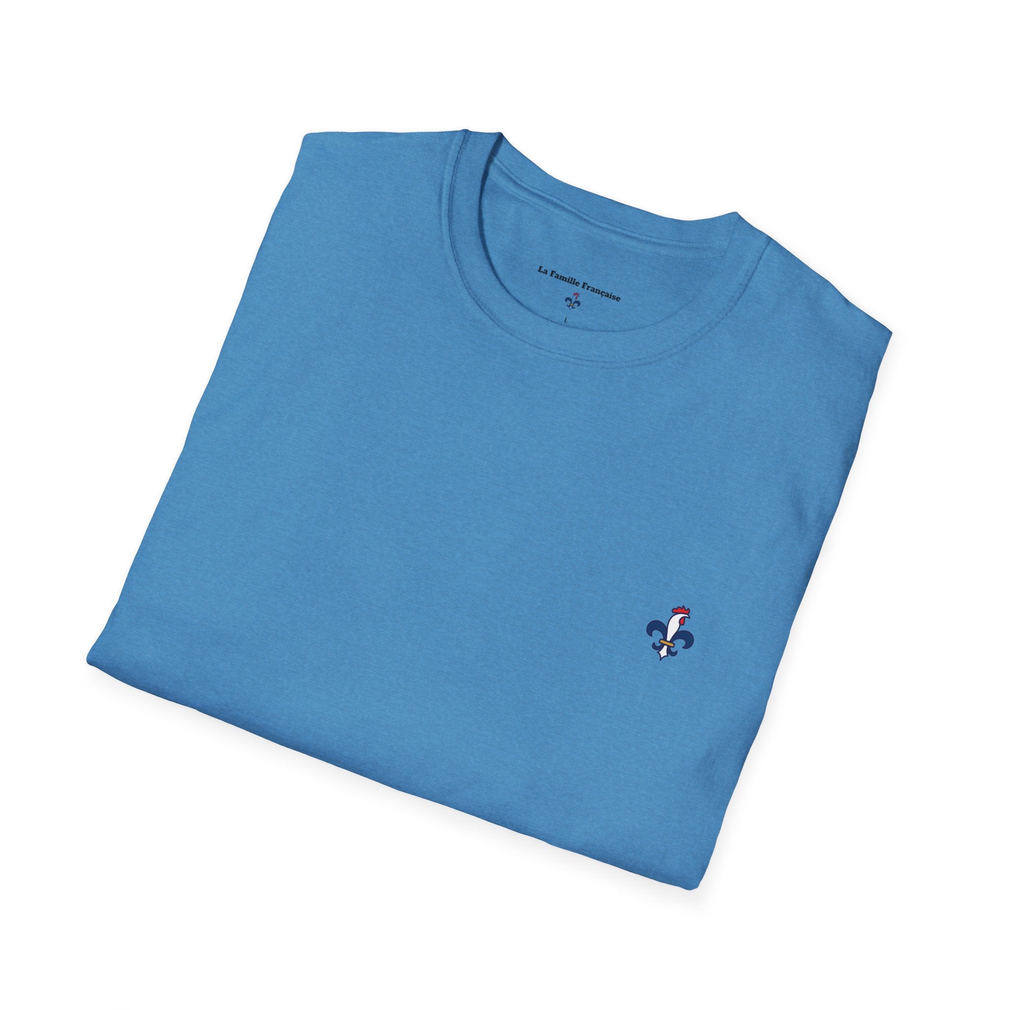 T-shirt La Famille Française bleu – logo coq tricolore côté cœur et dos “Bleu Blanc Rouge” avec bouteille de vin rouge à la place du mot "rouge". 