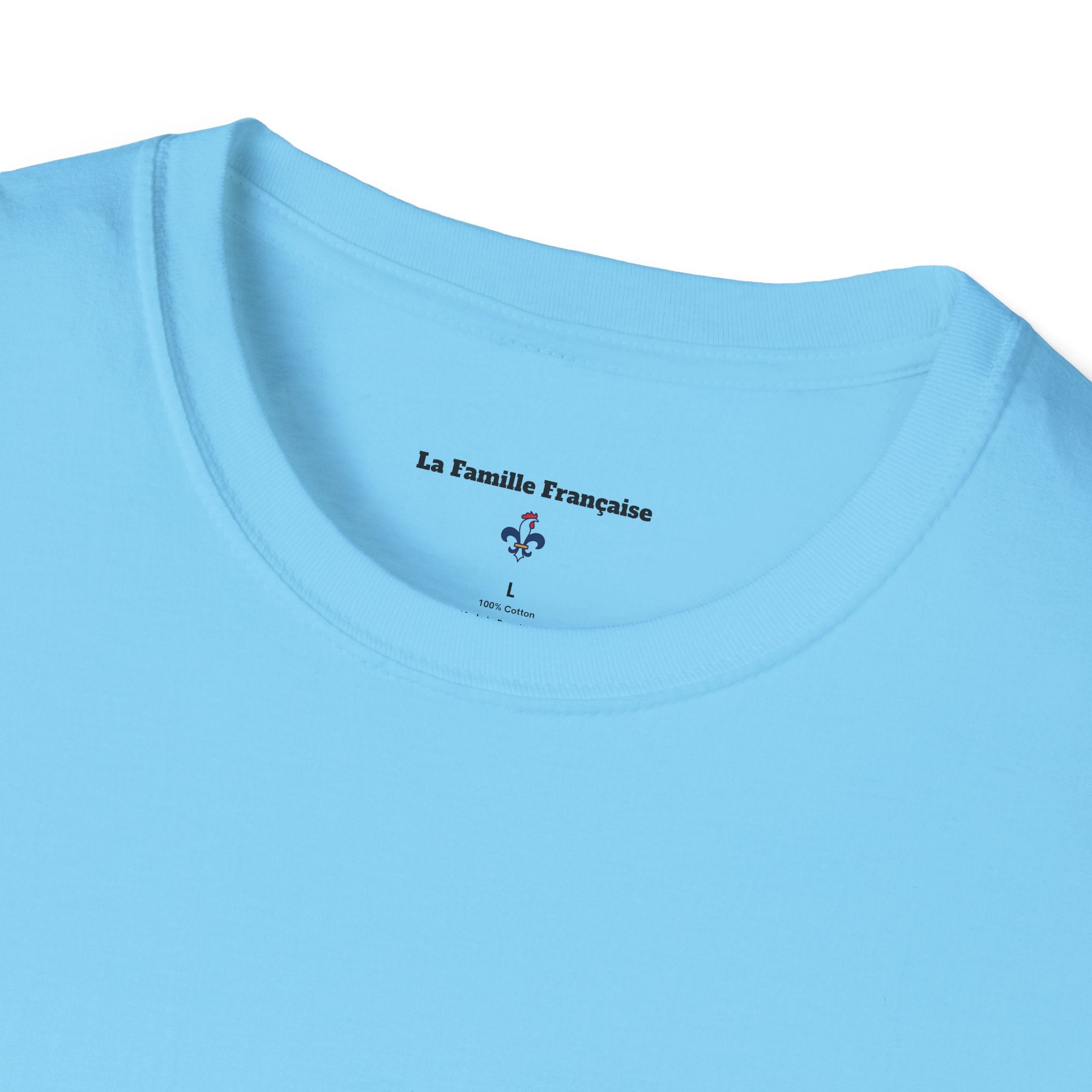 T-shirt La Famille Française bleu ciel – logo coq tricolore côté cœur et dos “Bleu Blanc Rouge” avec bouteille de vin rouge à la place du mot "rouge". 