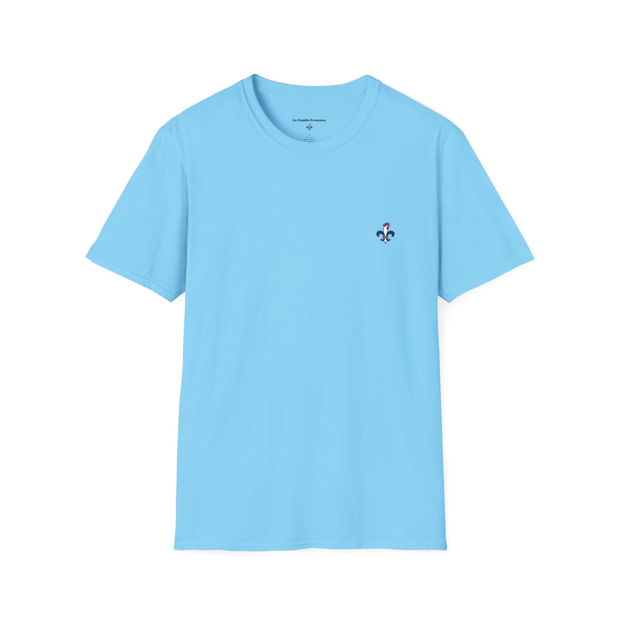 T-shirt La Famille Française bleu ciel – logo coq tricolore côté cœur et dos “Bleu Blanc Rouge” avec bouteille de vin rouge à la place du mot "rouge". 