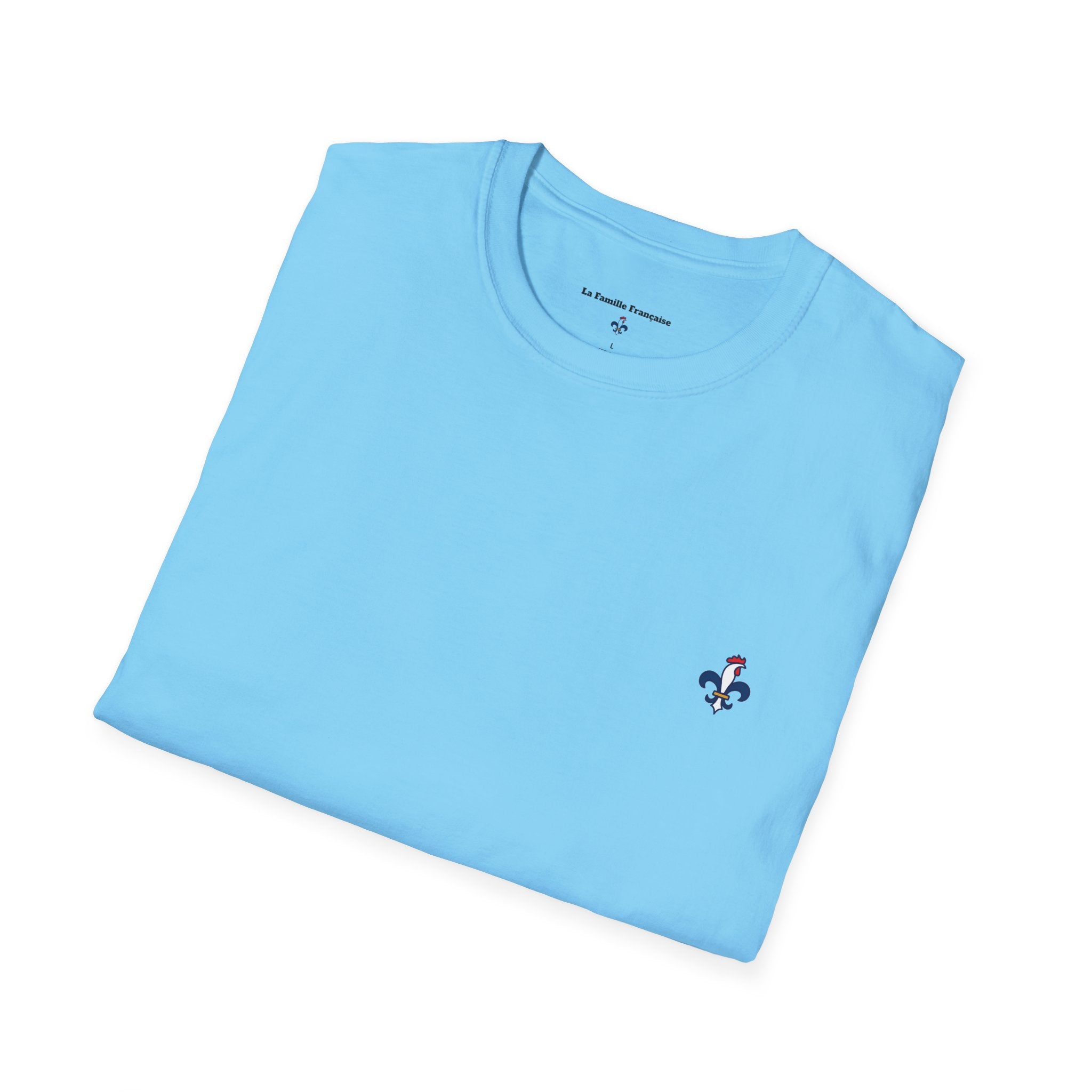 T-shirt La Famille Française bleu ciel – logo coq tricolore côté cœur et dos “Bleu Blanc Rouge” avec bouteille de vin rouge à la place du mot "rouge". 