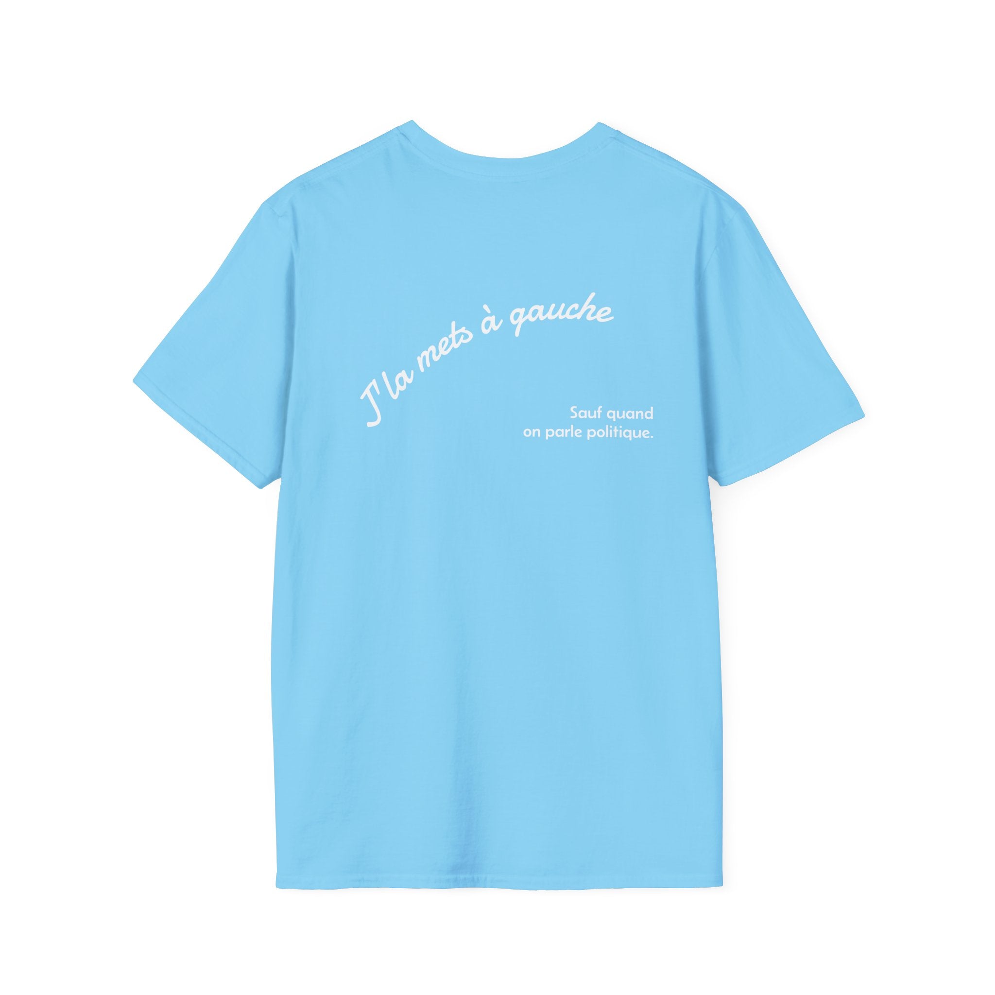 T-shirt La Famille Française bleu ciel – logo coq tricolore côté cœur et dos inscription humoristique “J'la mets à gauche sauf quand on parle politique”. 