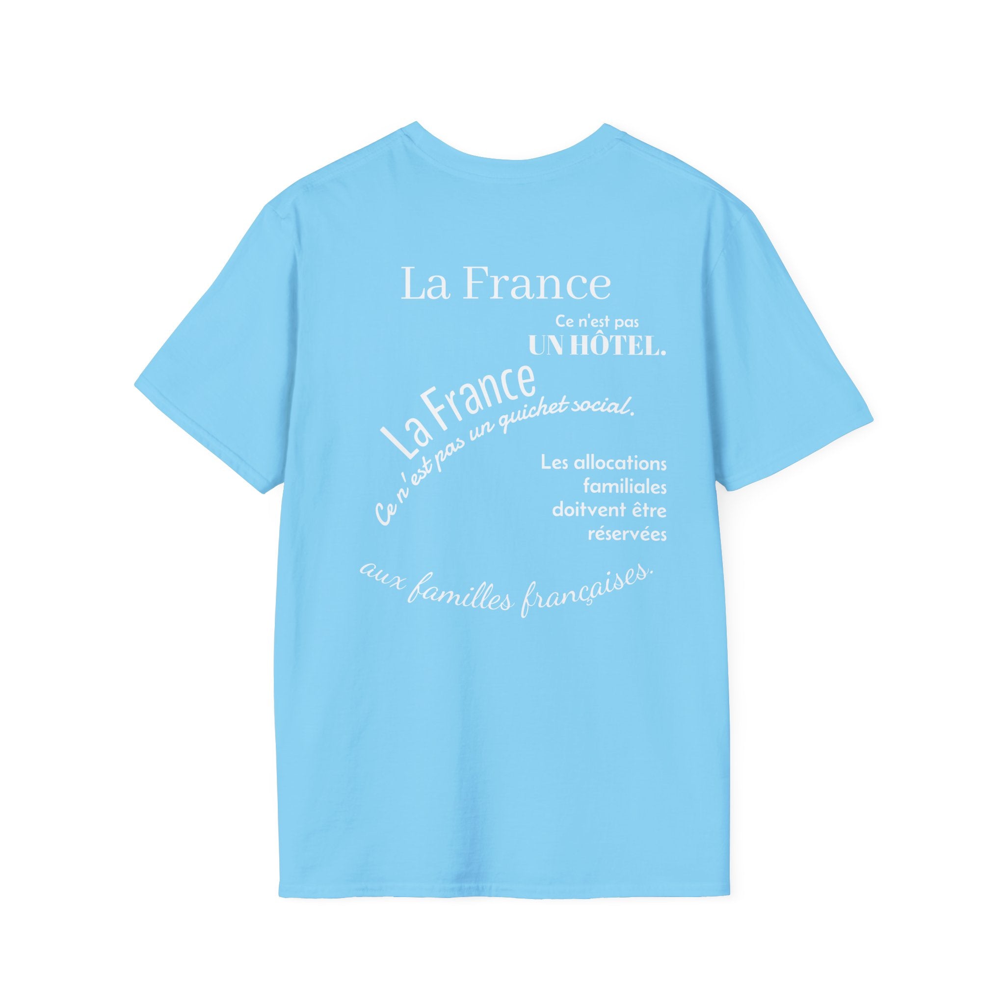 T-shirt La Famille Française bleu ciel – logo coq tricolore côté cœur et dos inscription humoristique “La France ce n'est pas un hôtel”.