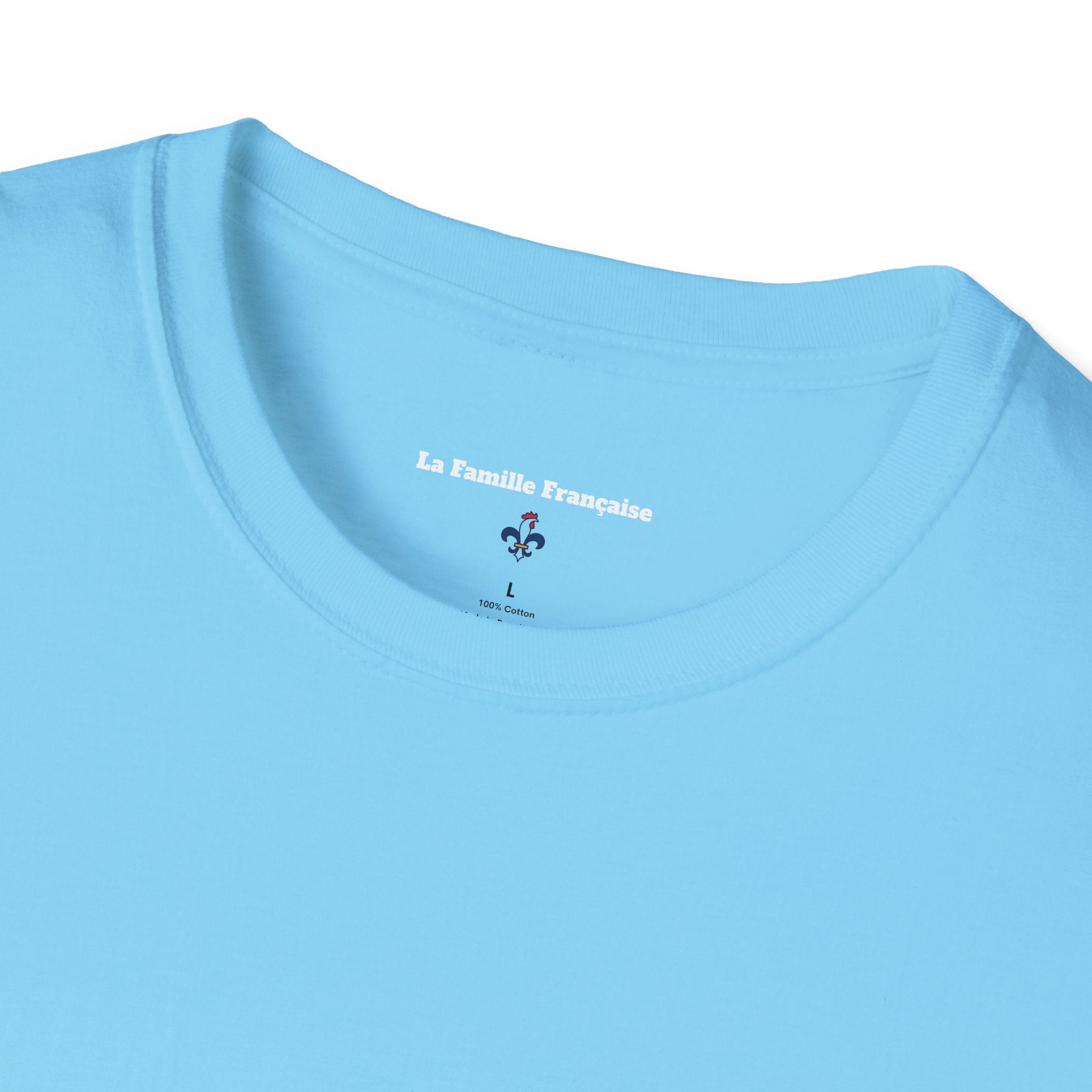 T-shirt La Famille Française bleu ciel – logo coq tricolore côté cœur et dos inscription humoristique “La France ce n'est pas un hôtel”.