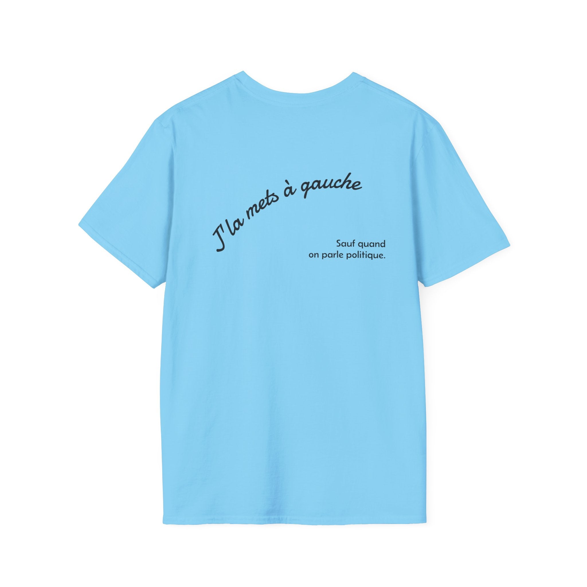 T-shirt La Famille Française bleu ciel – logo coq tricolore côté cœur et dos inscription noire humoristique “J'la mets à gauche sauf quand on parle politique”. 