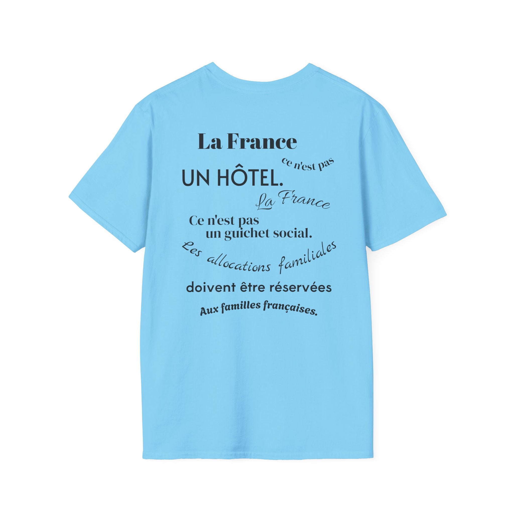 T-shirt La Famille Française bleu ciel – logo coq tricolore côté cœur et dos inscription humoristique “La France ce n'est pas un hôtel”.