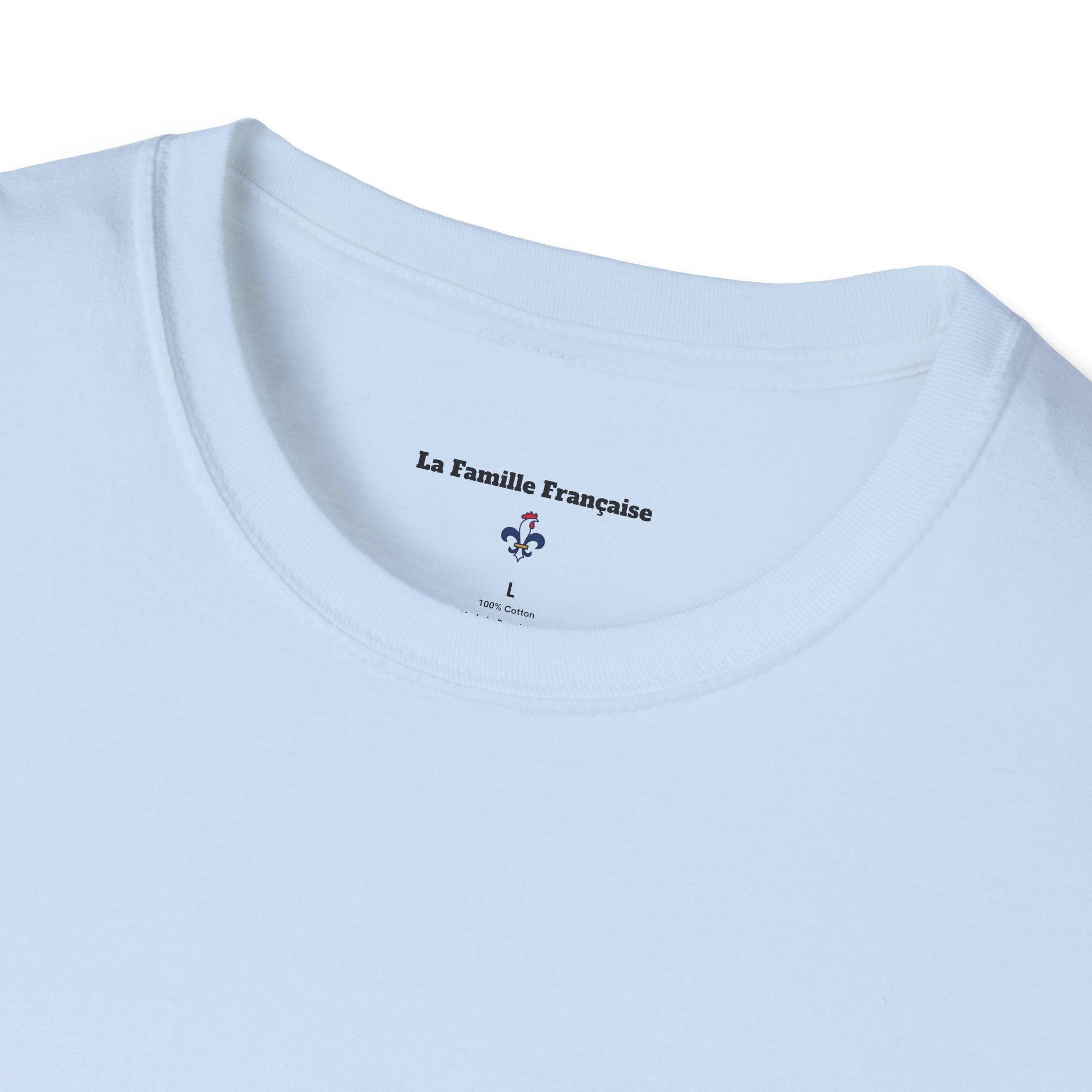 T-shirt La Famille Française bleu clair – logo coq tricolore côté cœur et dos “Bleu Blanc Rouge” avec bouteille de vin rouge à la place du mot "rouge". 