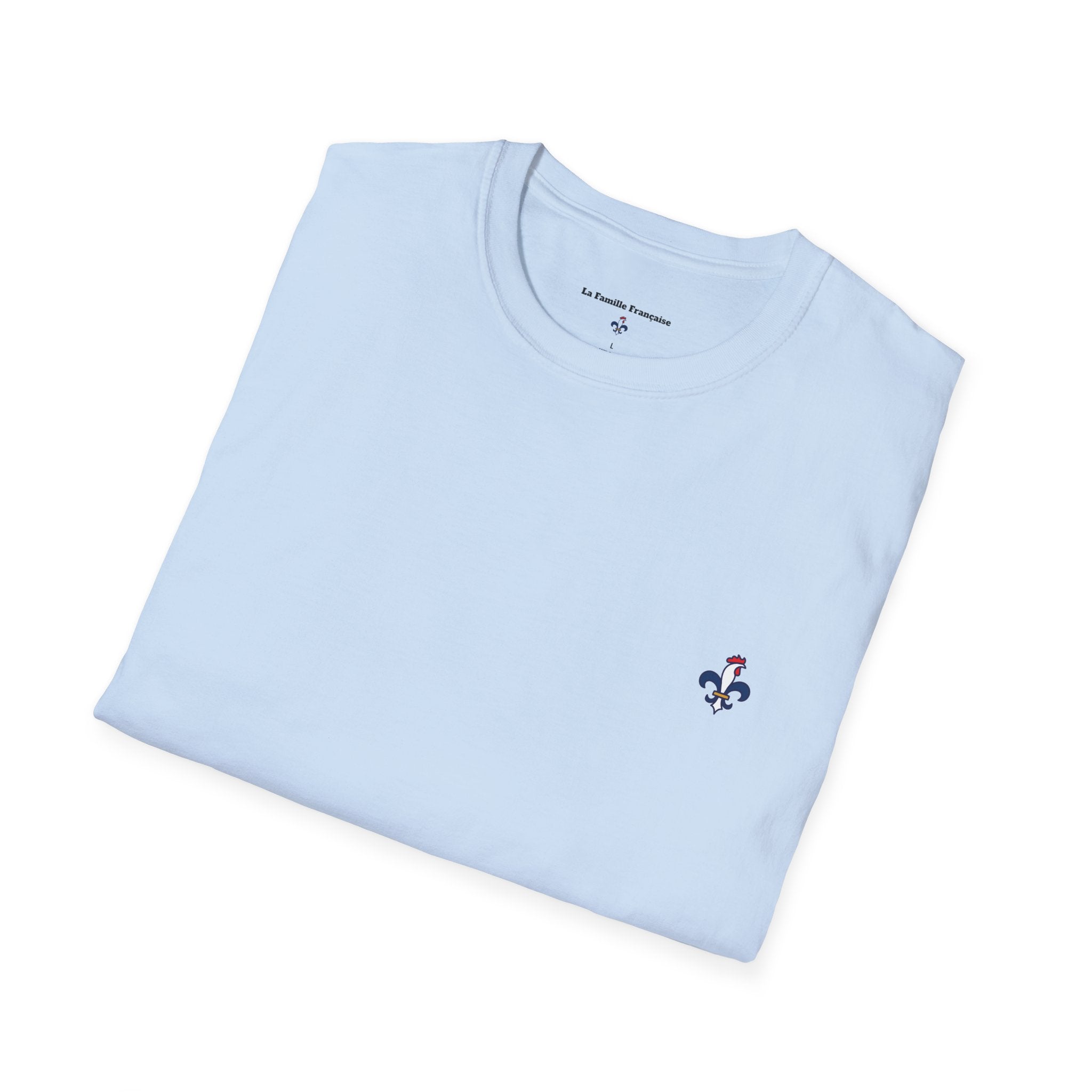 T-shirt La Famille Française bleu clair – logo coq tricolore côté cœur et dos “Bleu Blanc Rouge” avec bouteille de vin rouge à la place du mot "rouge". 