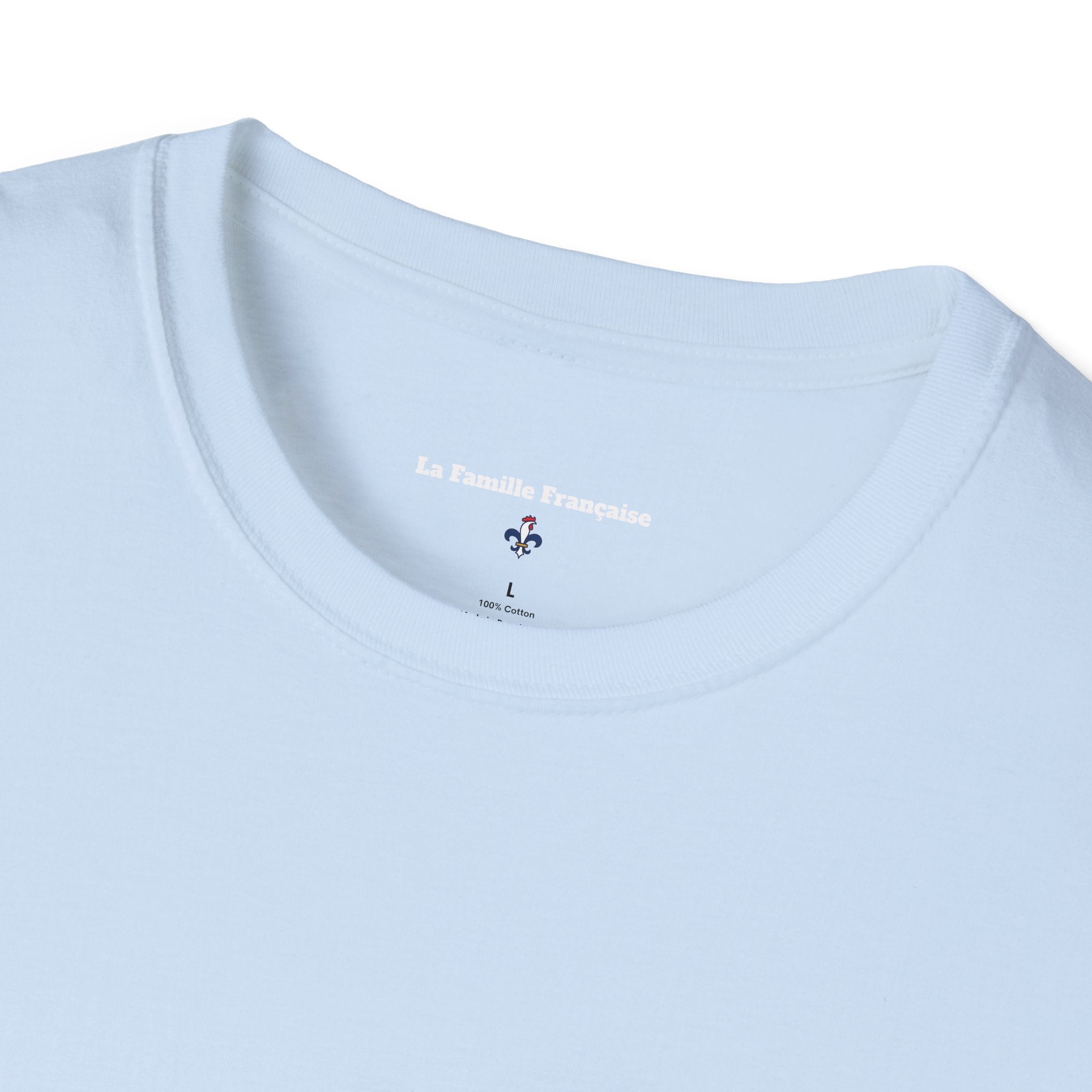 T-shirt La Famille Française bleu clair – logo coq tricolore côté cœur et dos “Bleu Blanc Rouge” avec bouteille de vin rouge à la place du mot "rouge". 
