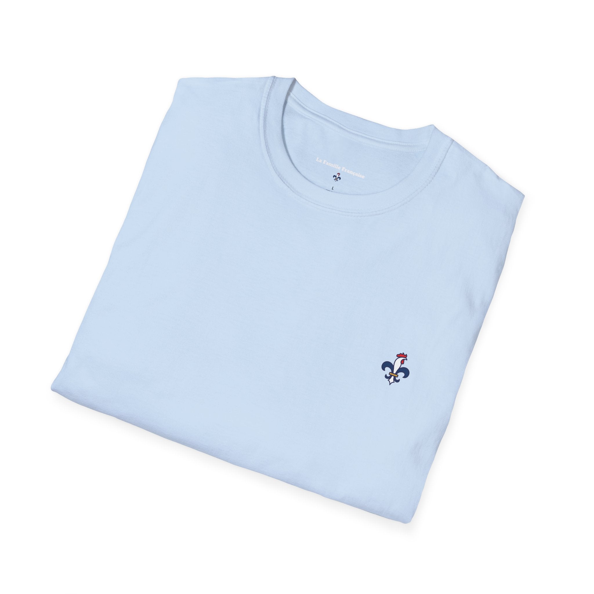 T-shirt La Famille Française bleu clair – logo coq tricolore côté cœur et dos “Bleu Blanc Rouge” avec bouteille de vin rouge à la place du mot "rouge".