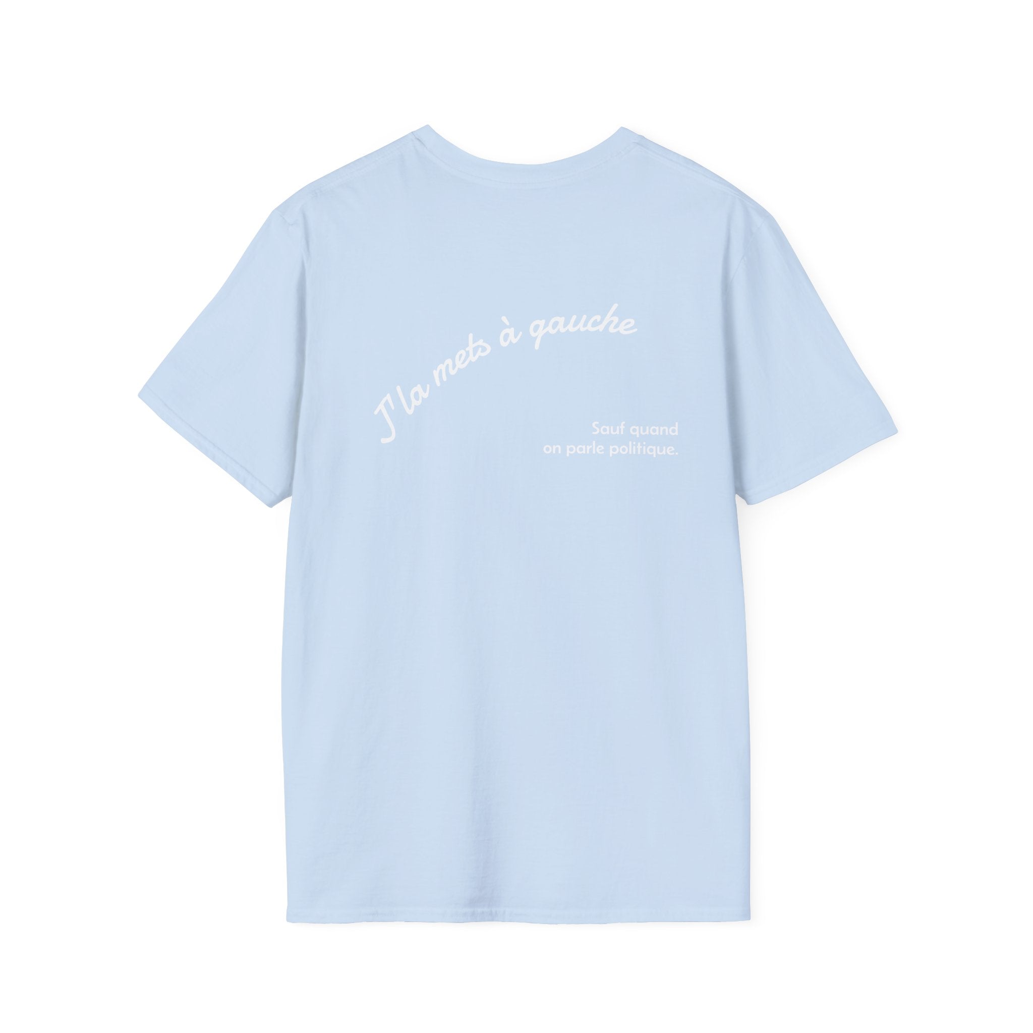 T-shirt La Famille Française bleu clair – logo coq tricolore côté cœur et dos inscription humoristique “J'la mets à gauche sauf quand on parle politique”. 
