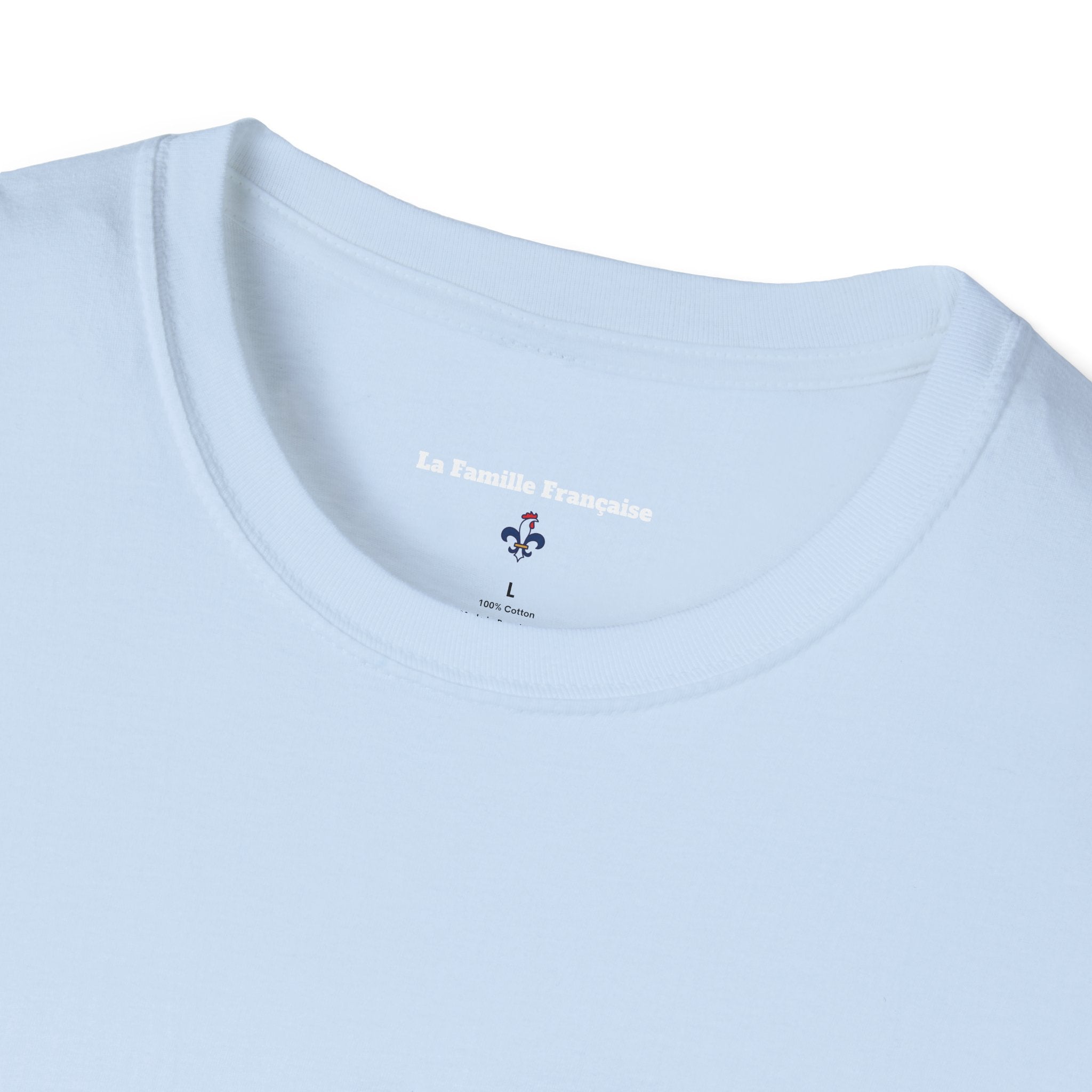 T-shirt La Famille Française bleu clair – logo coq tricolore côté cœur et dos inscription humoristique “La France ce n'est pas un hôtel”.