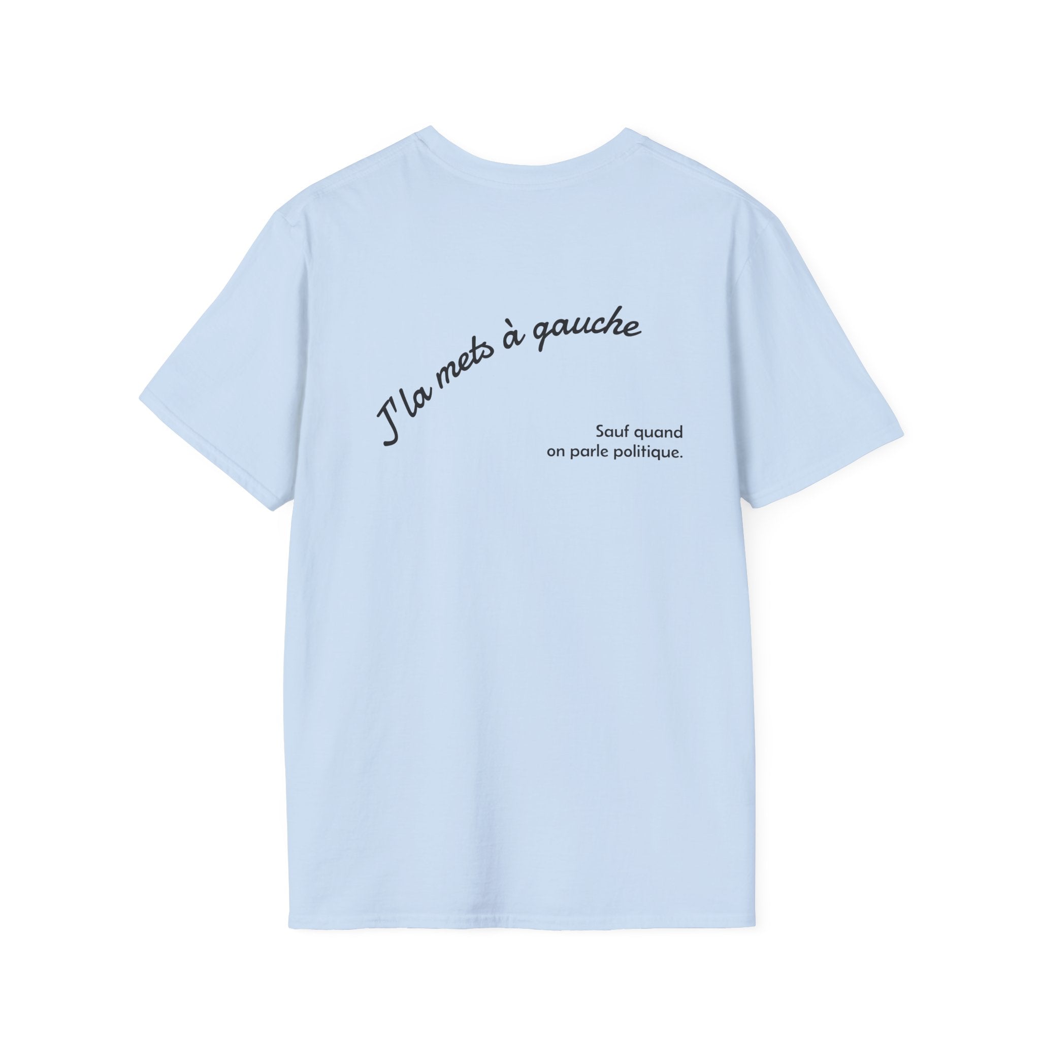 T-shirt La Famille Française bleu clair – logo coq tricolore côté cœur et dos inscription noire humoristique “J'la mets à gauche sauf quand on parle politique”. 