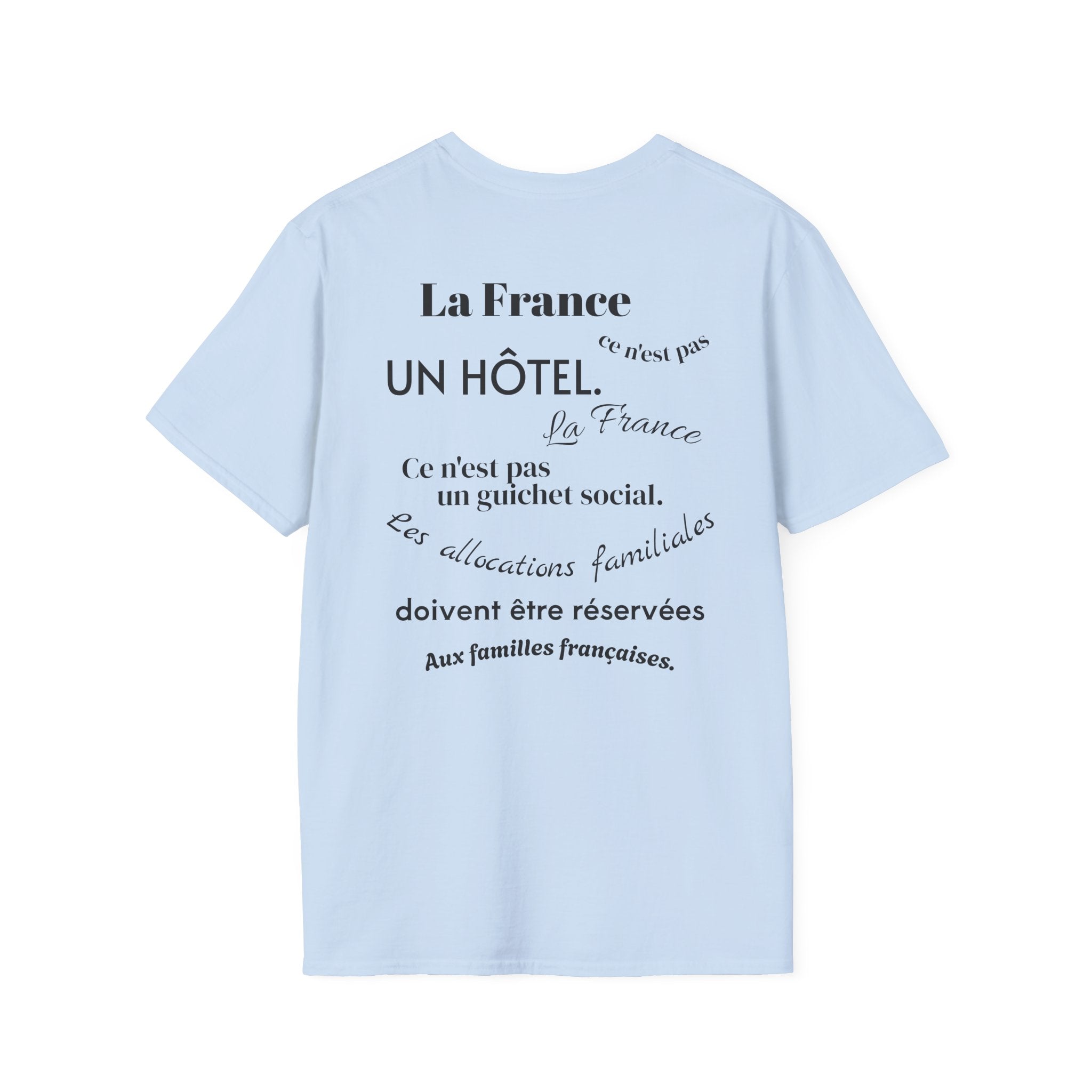 T-shirt La Famille Française bleu clair – logo coq tricolore côté cœur et dos inscription humoristique “La France ce n'est pas un hôtel”.