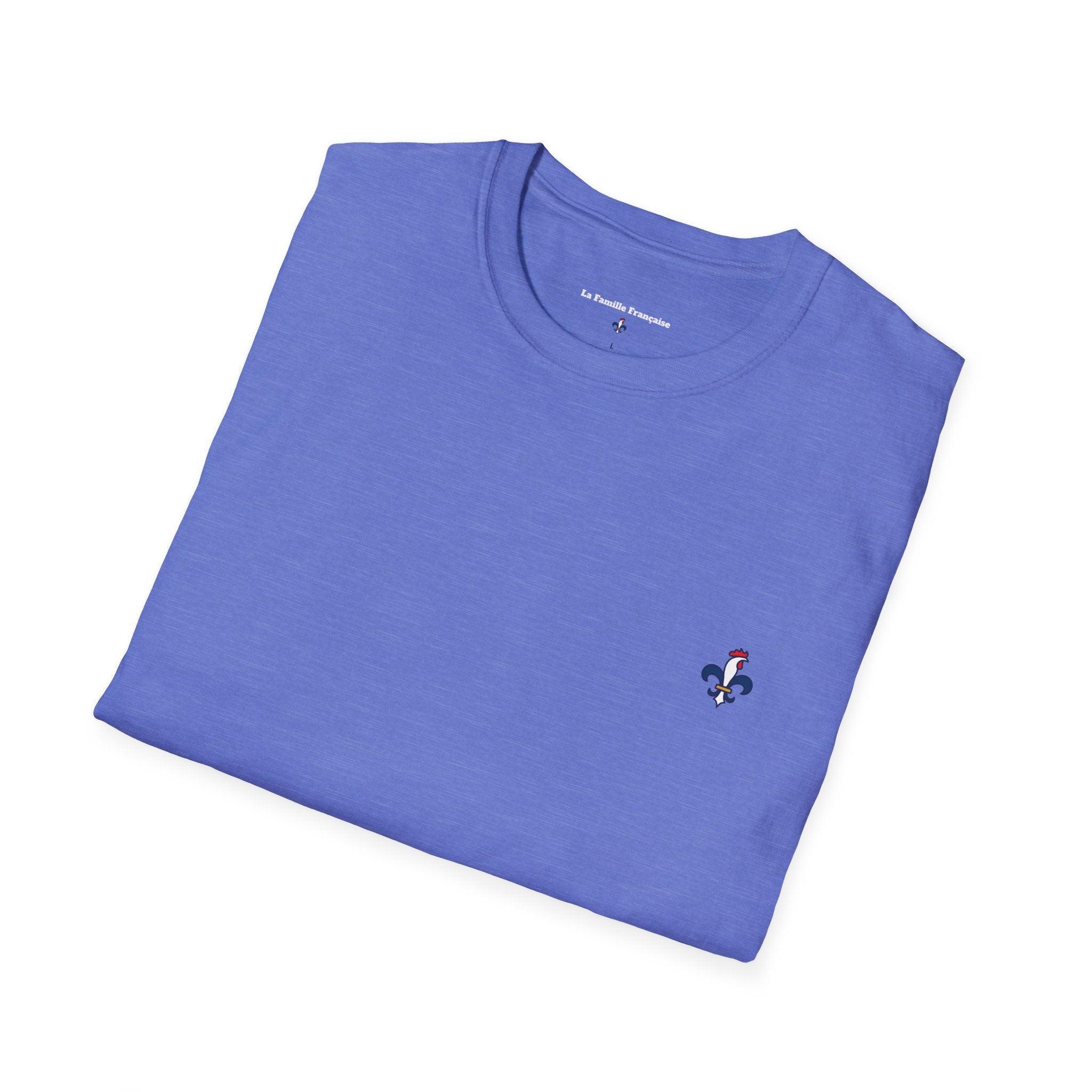 T-shirt La Famille Française bleu électrique – logo coq tricolore côté cœur et dos “Bleu Blanc Rouge” avec bouteille de vin rouge à la place du mot "rouge". 
