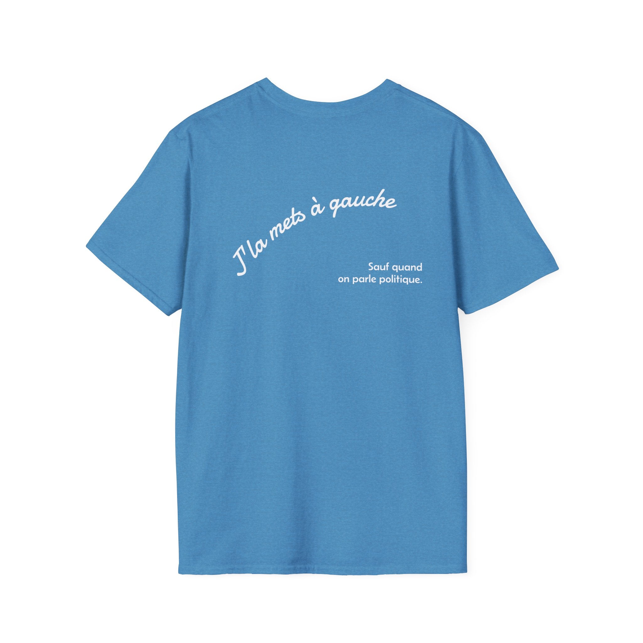 T-shirt La Famille Française bleu – logo coq tricolore côté cœur et dos inscription humoristique “J'la mets à gauche sauf quand on parle politique”. 