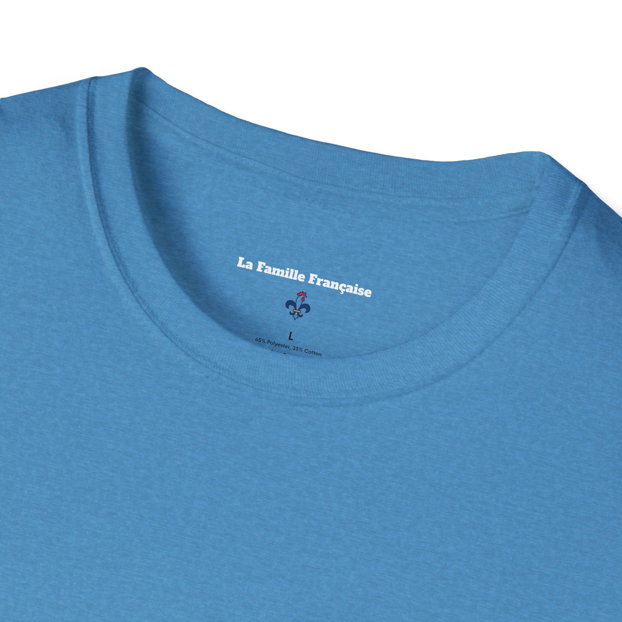 T-shirt La Famille Française bleu – logo coq tricolore côté cœur et dos inscription humoristique “La France ce n'est pas un hôtel”.