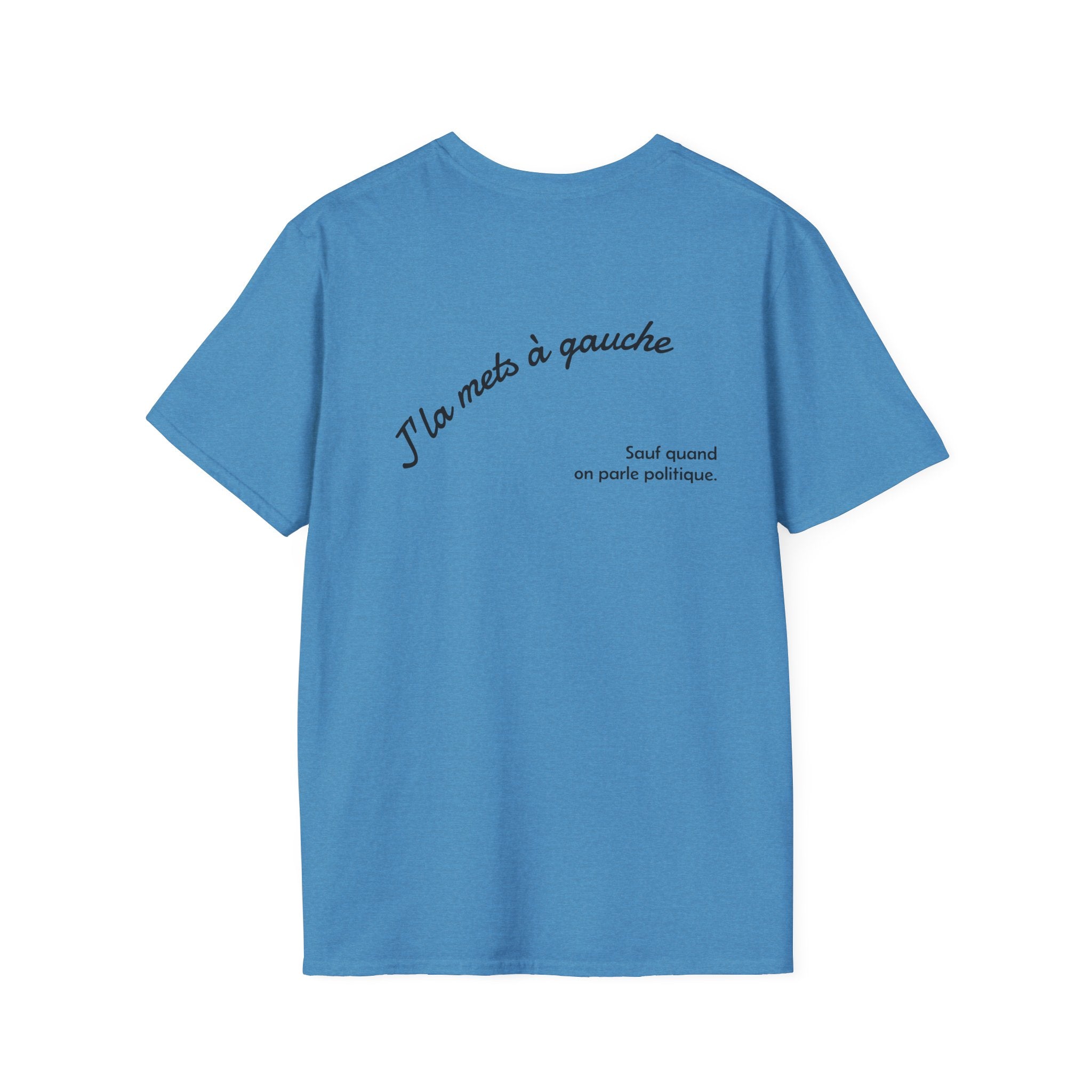 T-shirt La Famille Française bleu – logo coq tricolore côté cœur et dos inscription noire humoristique “J'la mets à gauche sauf quand on parle politique”. 