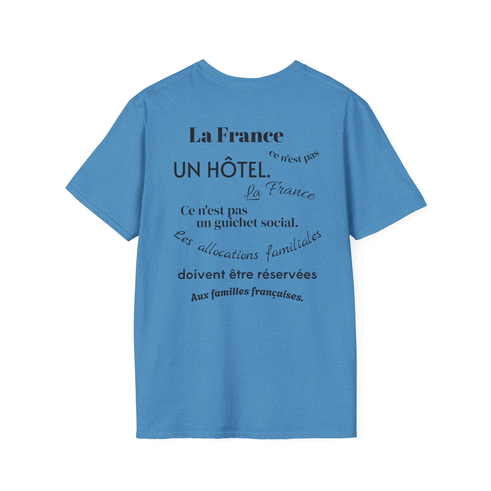 T-shirt La Famille Française bleu – logo coq tricolore côté cœur et dos inscription humoristique “La France ce n'est pas un hôtel”.