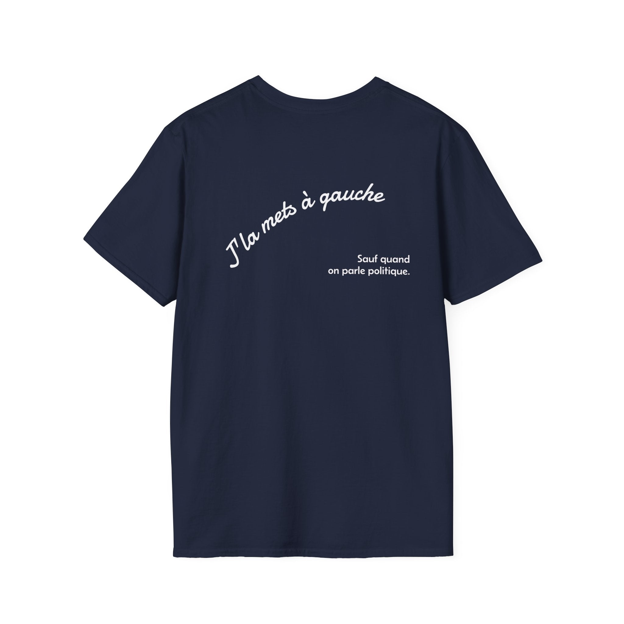 T-shirt La Famille Française bleu marine – logo coq tricolore côté cœur et dos incription humoristique “J'la mets à gauche sauf quand on parle politique”. 