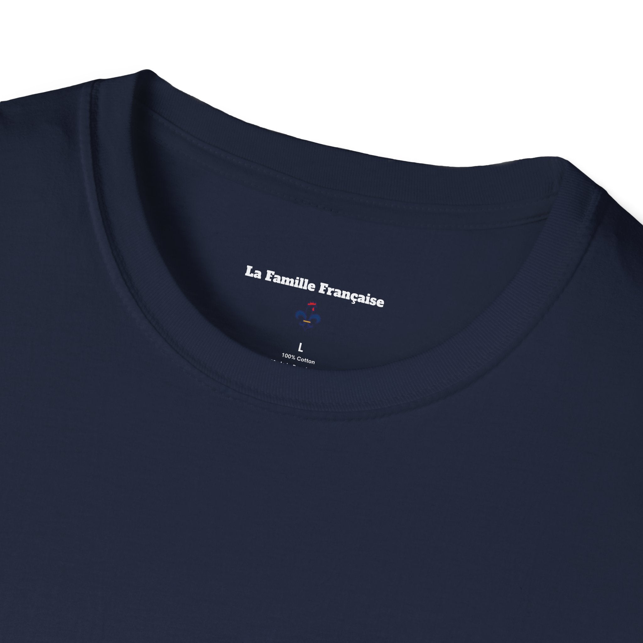 T-shirt La Famille Française bleu marine – logo coq tricolore côté cœur et dos inscription humoristique “La France ce n'est pas un hôtel”.