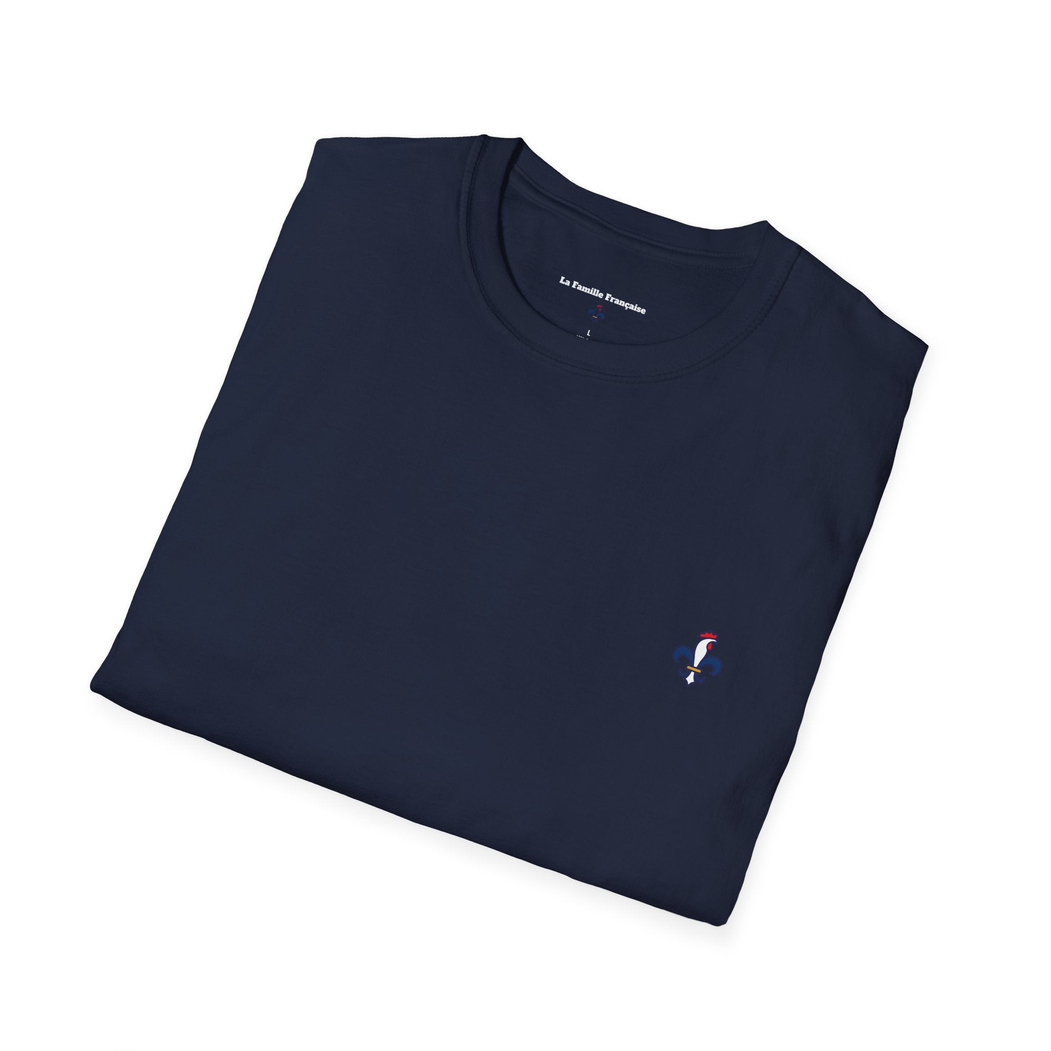 T-shirt La Famille Française bleu marine – logo coq tricolore côté cœur et dos inscription humoristique “La France ce n'est pas un hôtel”.
