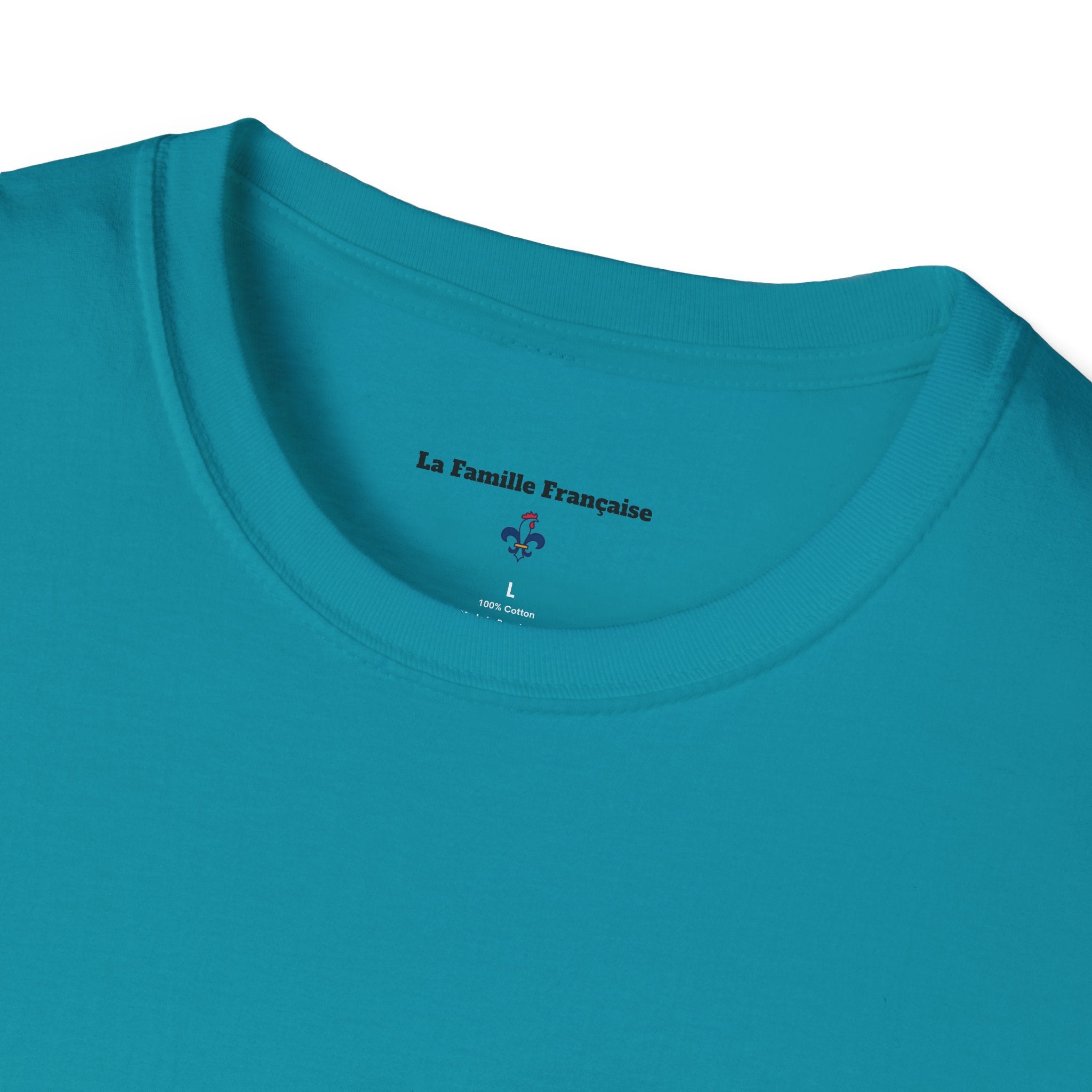 T-shirt La Famille Française bleu tropical – logo coq tricolore côté cœur et dos l'illustration humoristique “T'es sûrement pas français”.