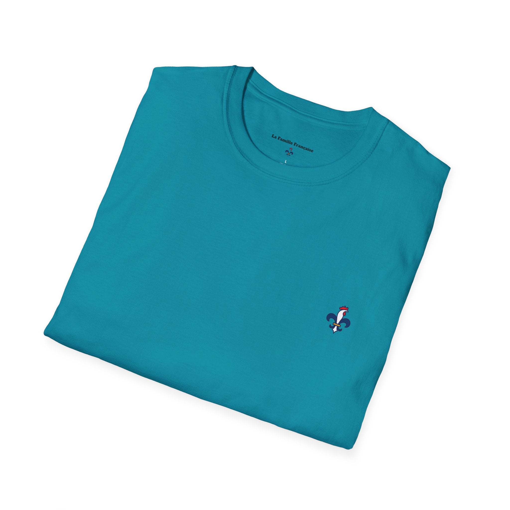 T-shirt La Famille Française bleu tropical – logo coq tricolore côté cœur et dos l'illustration humoristique “T'es sûrement pas français”.