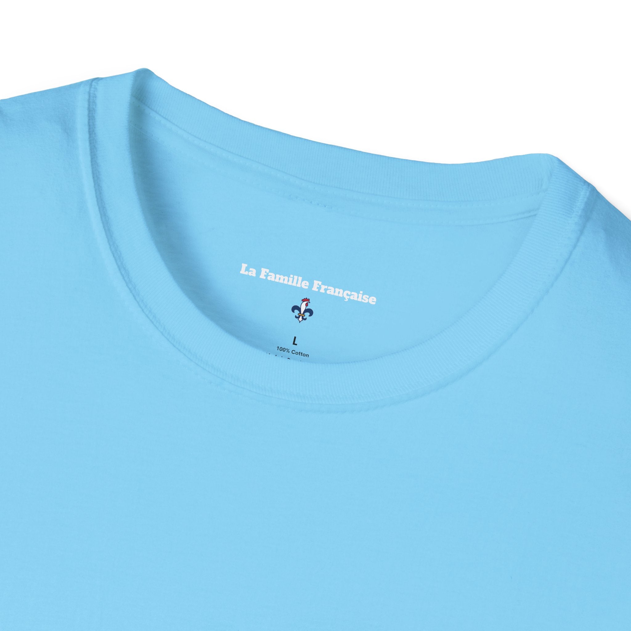 T-shirt La Famille Française bleu ciel – logo coq tricolore côté cœur et dos “Bleu Blanc Rouge” avec bouteille de vin rouge à la place du mot "rouge". 