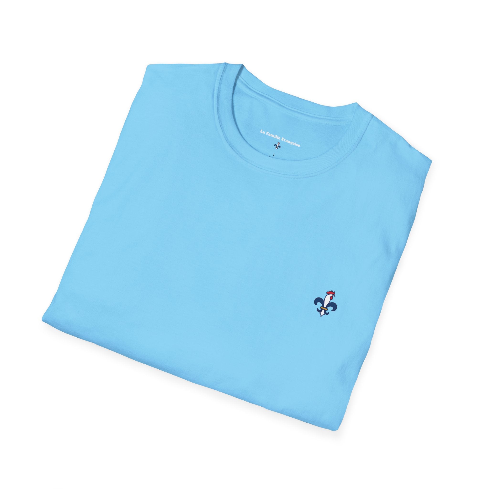 T-shirt La Famille Française bleu ciel – logo coq tricolore côté cœur et dos “Bleu Blanc Rouge” avec bouteille de vin rouge à la place du mot "rouge". 
