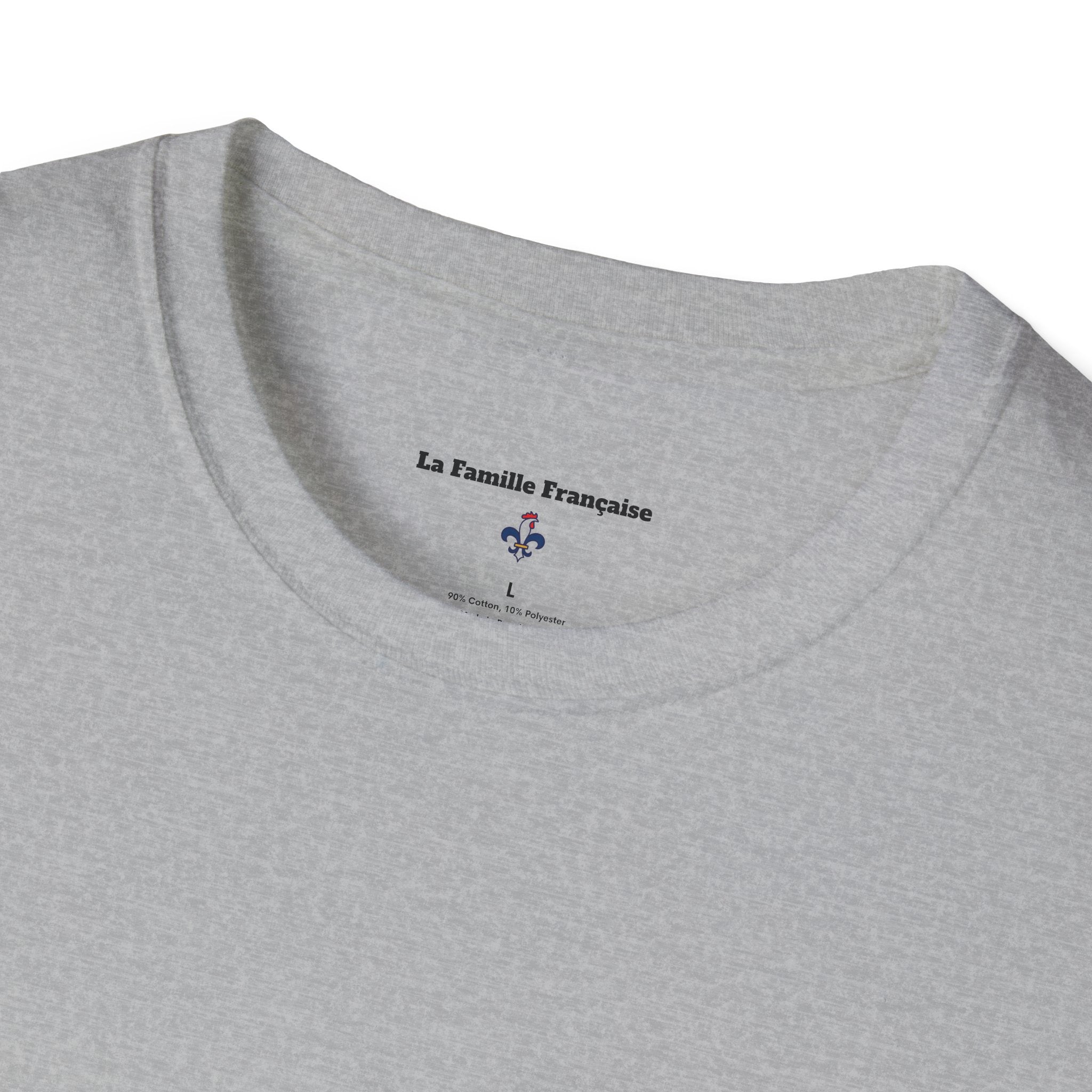 T-shirt La Famille Française gris – logo coq tricolore côté cœur et dos “Bleu Blanc Rouge” avec bouteille de vin rouge à la place du mot "rouge". 