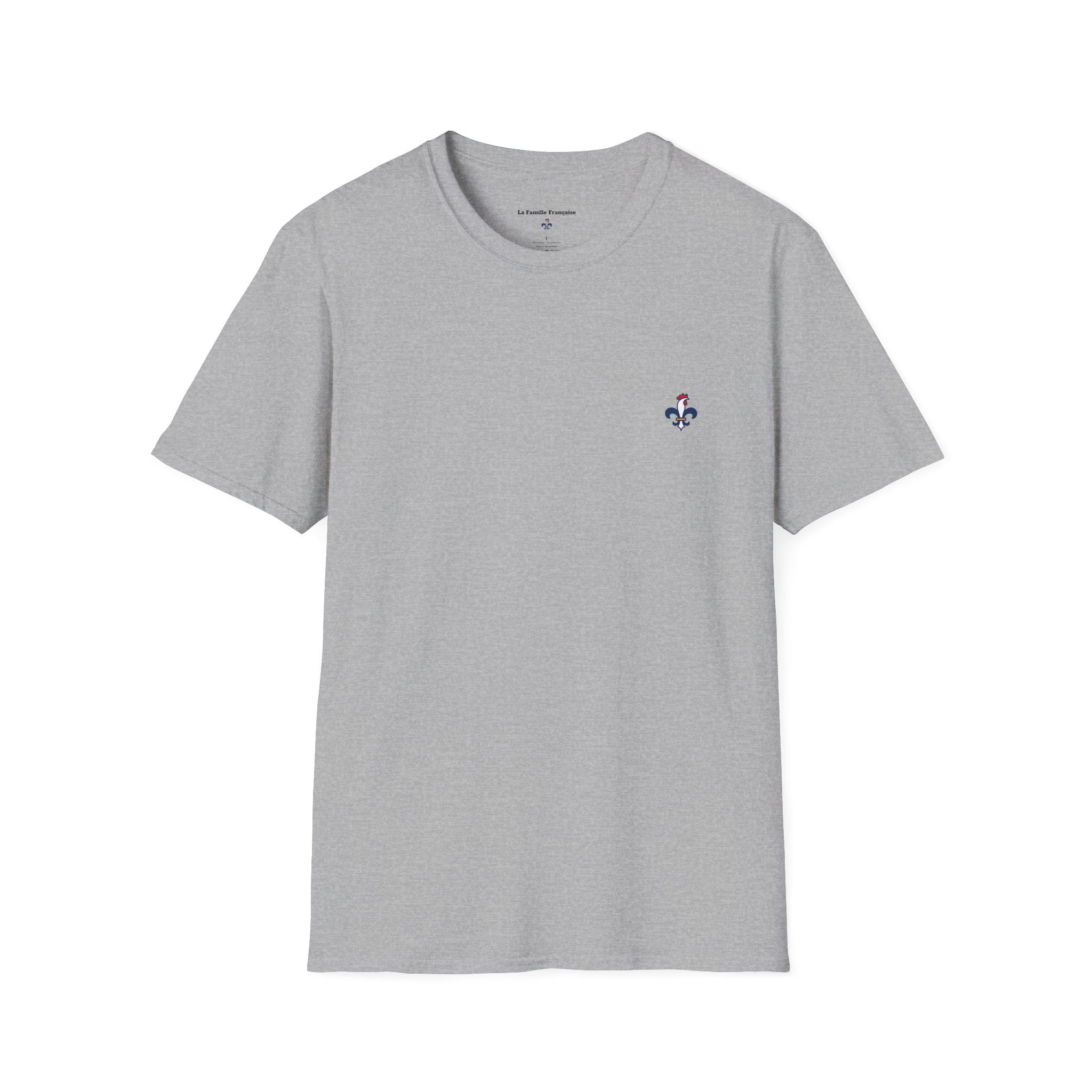 T-shirt La Famille Française gris – logo coq tricolore côté cœur et dos “Bleu Blanc Rouge” avec bouteille de vin rouge à la place du mot "rouge". 