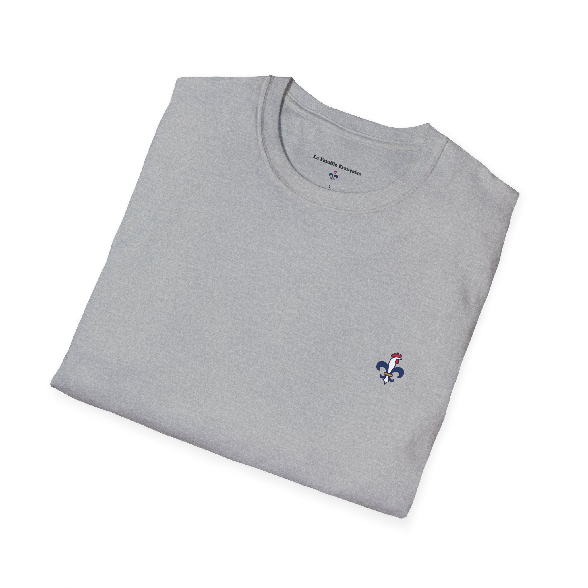 T-shirt La Famille Française gris – logo coq tricolore côté cœur et dos “Bleu Blanc Rouge” avec bouteille de vin rouge à la place du mot "rouge". 