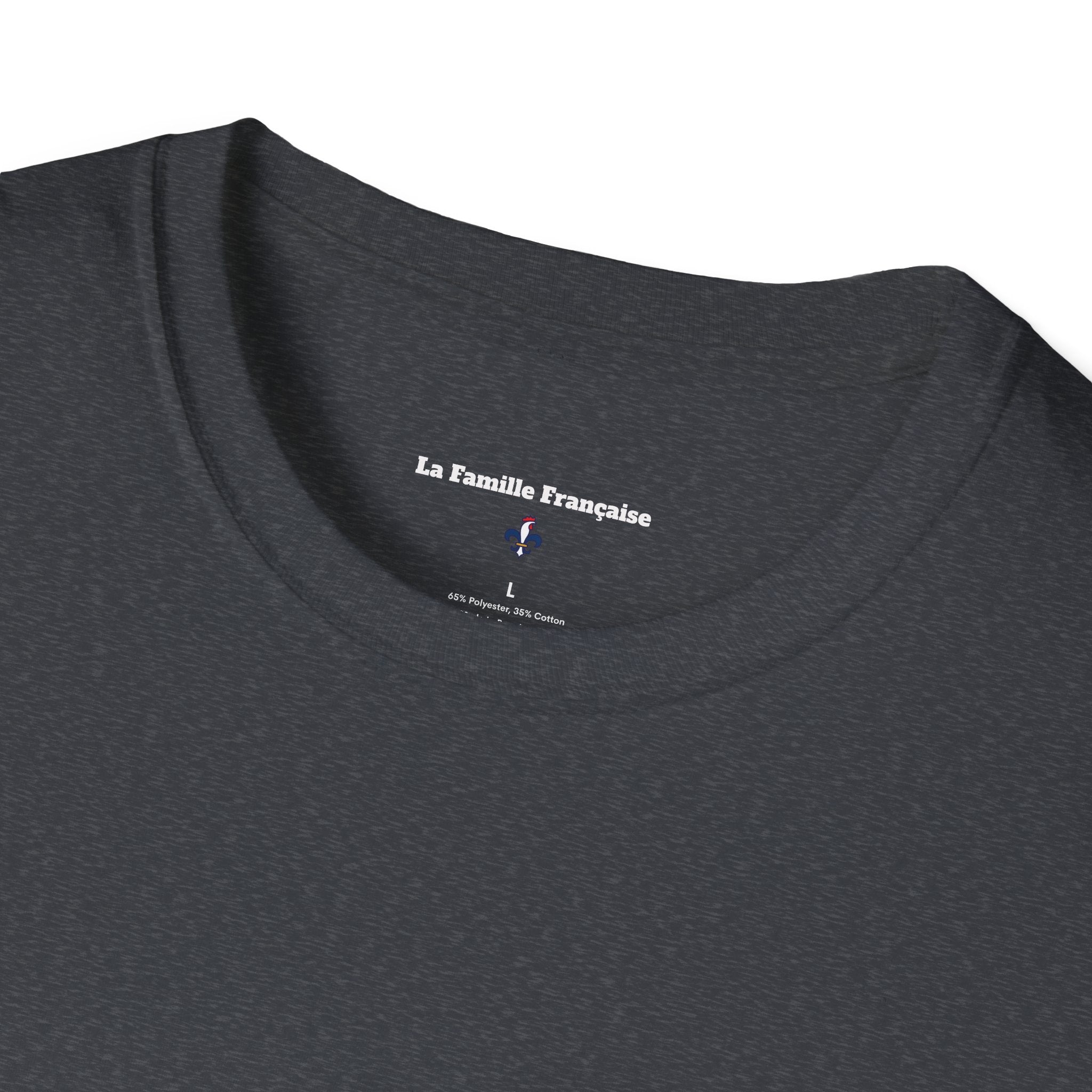 T-shirt La Famille Française gris cendré – logo coq tricolore côté cœur et dos “Bleu Blanc Rouge” avec bouteille de vin rouge à la place du mot "rouge". 