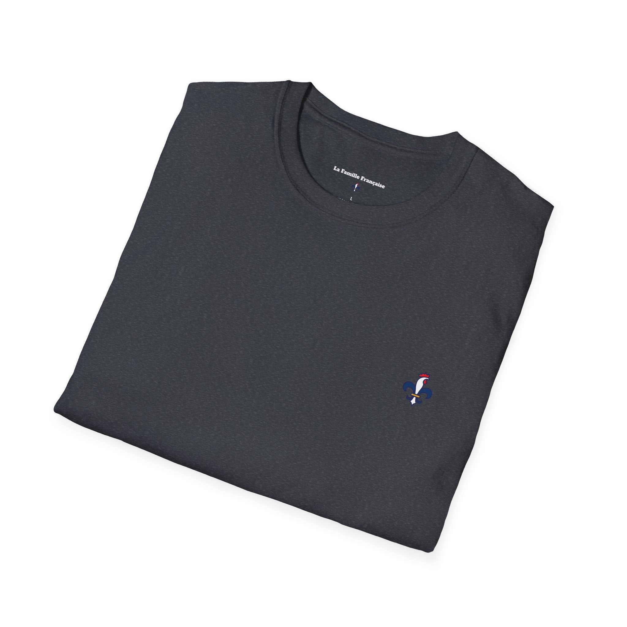 T-shirt La Famille Française gris cendré – logo coq tricolore côté cœur et dos “Bleu Blanc Rouge” avec bouteille de vin rouge à la place du mot "rouge". 