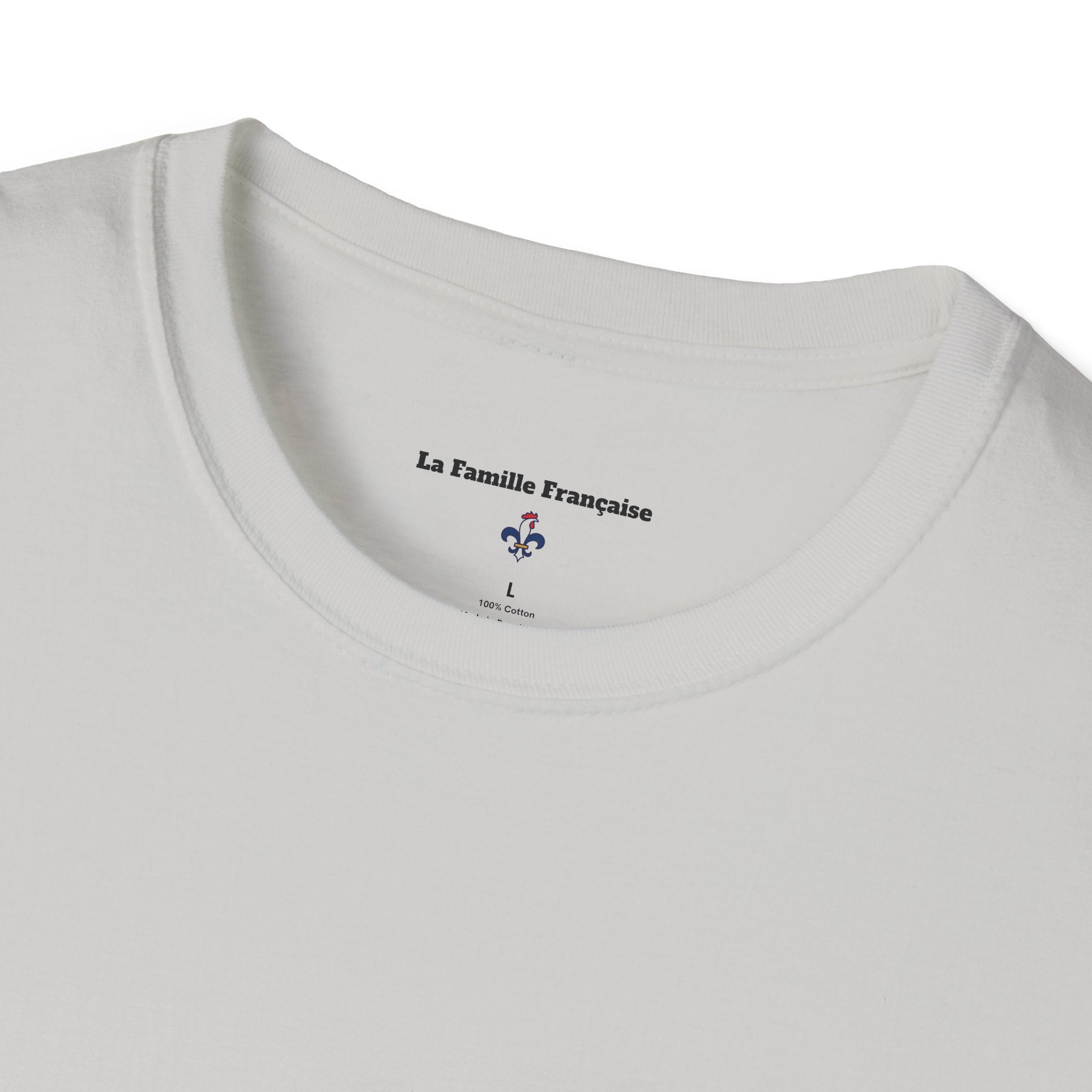 T-shirt La Famille Française gris clair – logo coq tricolore côté cœur et dos “Bleu Blanc Rouge” avec bouteille de vin rouge à la place du mot "rouge". 